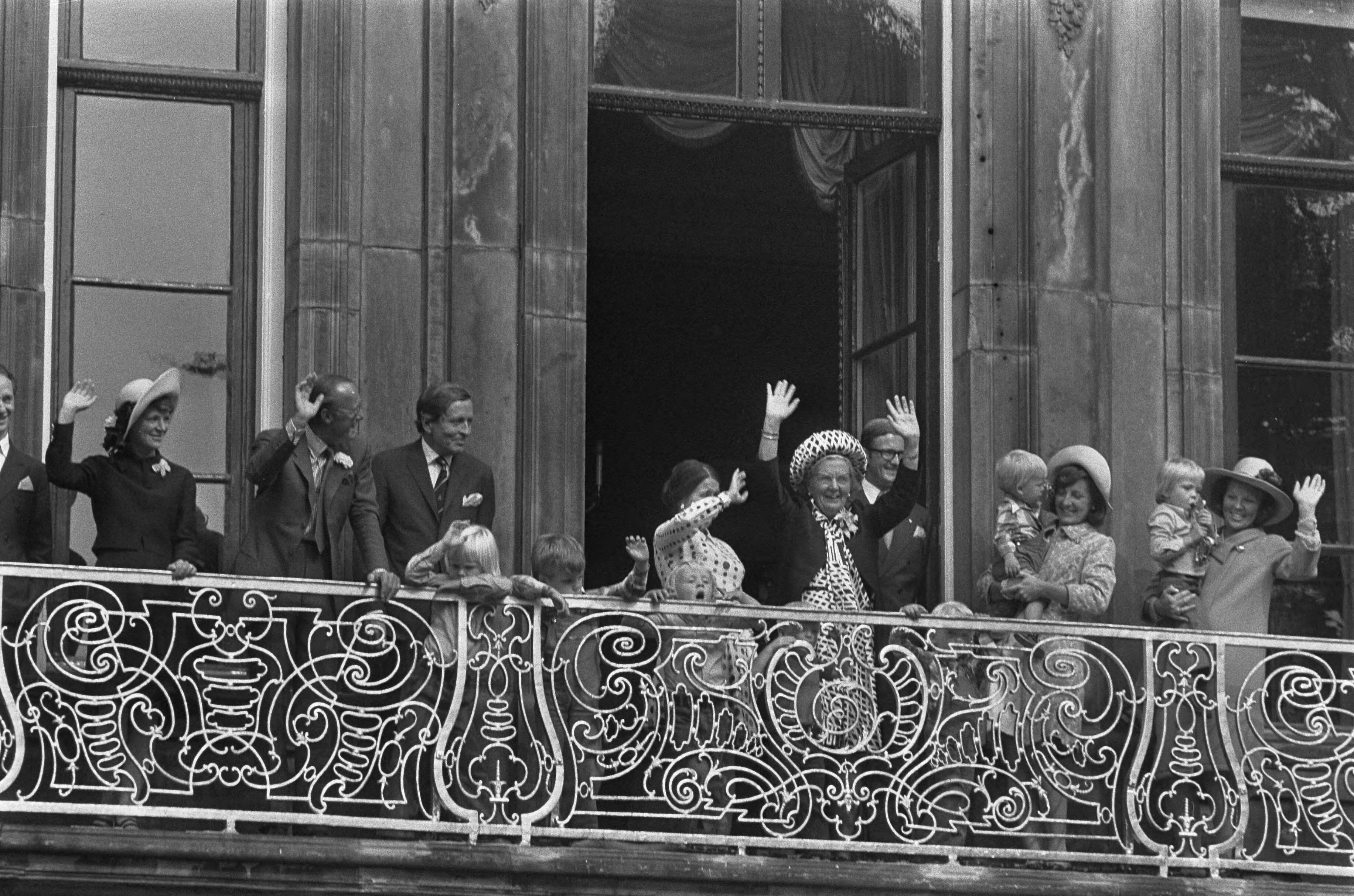 Fotocollectie Anefo — Viering Zilveren Regeringsjubileum van Koningin Juliana in Den Haag , Koninklijke familie op balkon voor Paleis Lange Voorhout — Foto: Mieremet, Rob / Anefo. Licentie: Set B: Rechtenvrij / Publiek Domein. Bron: Nationaal Archief. http://hdl.handle.net/10648/ac3640b6-d0b4-102d-bcf8-003048976d84