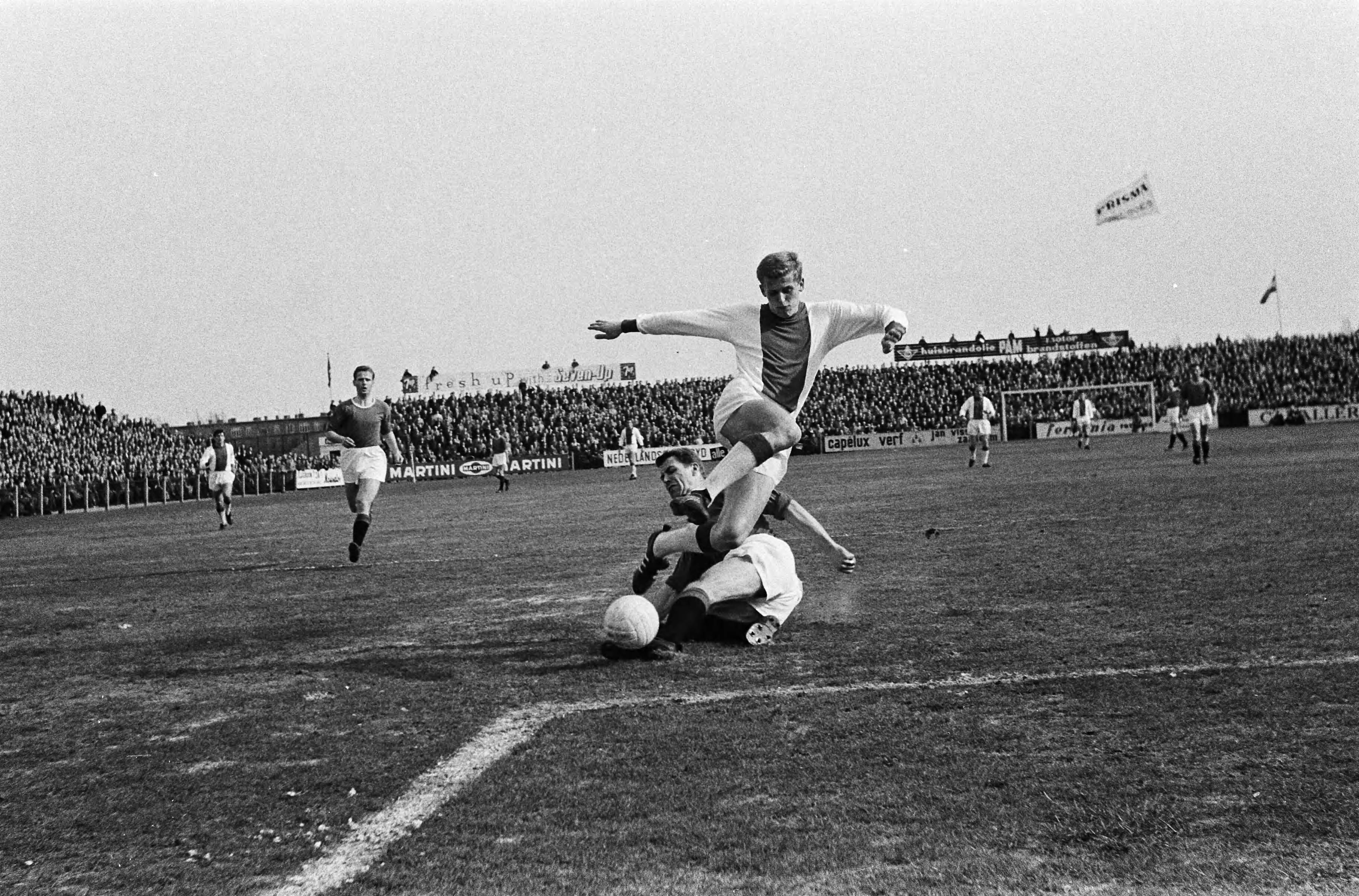 Fotocollectie Anefo — Voetbal. ADO tegen Ajax 2-2. Spelmoment, Piet Keizer passeert Theo Kleindijk van ADO — Foto: Koch, Eric / Anefo. Licentie: Set B: Rechtenvrij / Publiek Domein. Bron: Nationaal Archief. http://hdl.handle.net/10648/aa32401c-d0b4-102d-bcf8-003048976d84