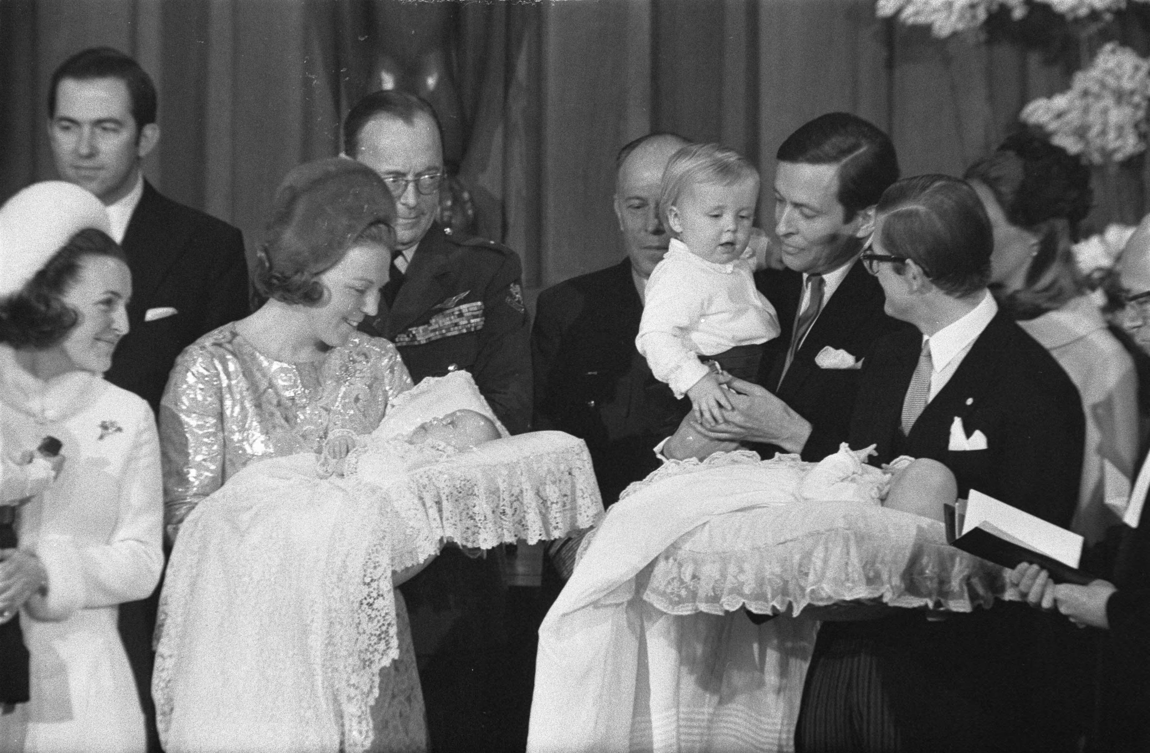 Fotocollectie Anefo — Doop van prins Constantijn en prins Bernhard in Domkerk te Utrecht. Tijdens doop Margriet en Maurits, Pieter met Bernhard, Beatrix met Constantijn, en Willem — Foto: Koch, Eric / Anefo. Licentie: Set B: Rechtenvrij / Publiek Domein. Bron: Nationaal Archief. http://hdl.handle.net/10648/ab8e221e-d0b4-102d-bcf8-003048976d84