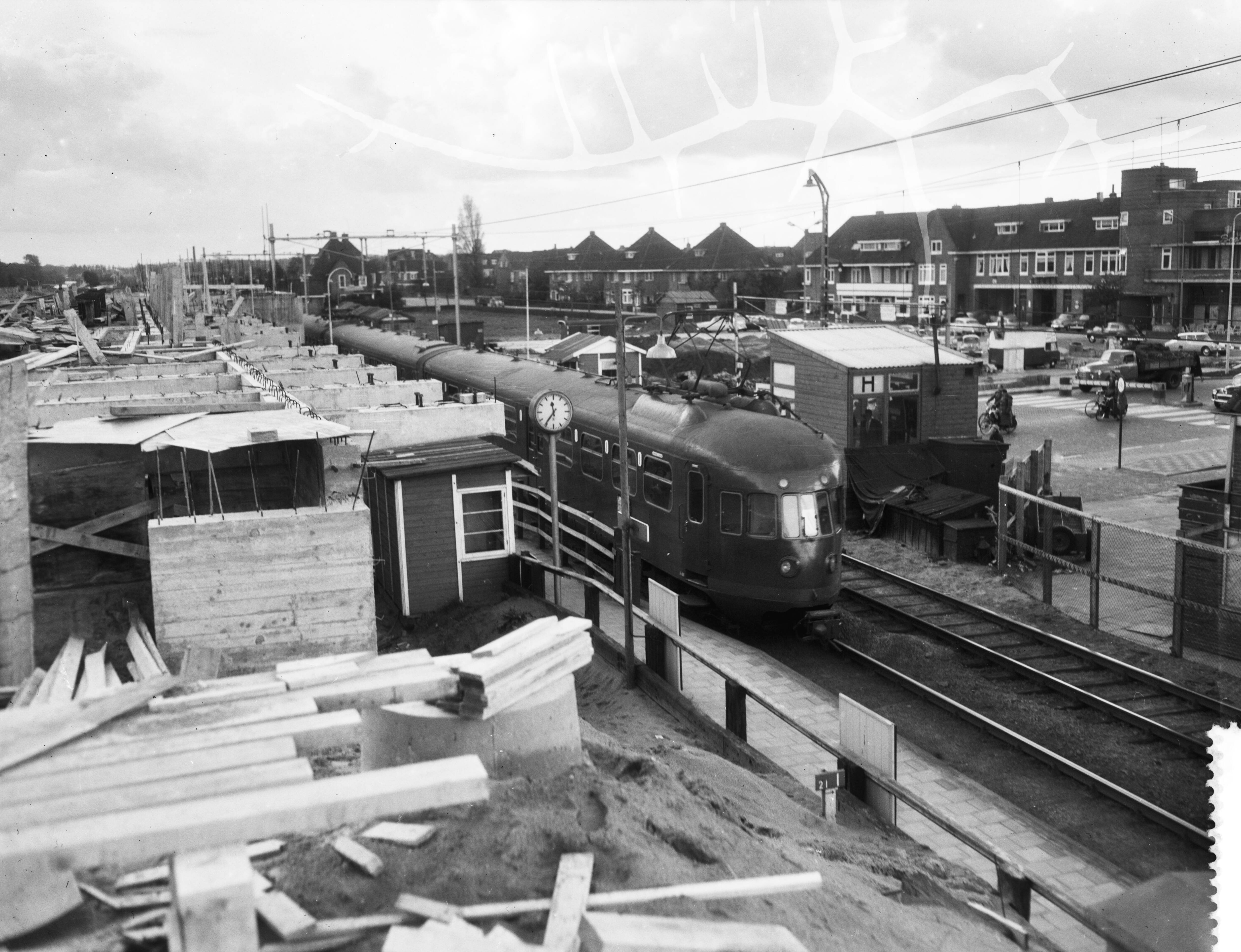 Fotocollectie Anefo — Bouw NS-station Heemstede-Aerdenhout — Foto: Pot, Harry / Anefo. Licentie: Set B: Rechtenvrij / Publiek Domein. Bron: Nationaal Archief. http://hdl.handle.net/10648/a96cc364-d0b4-102d-bcf8-003048976d84