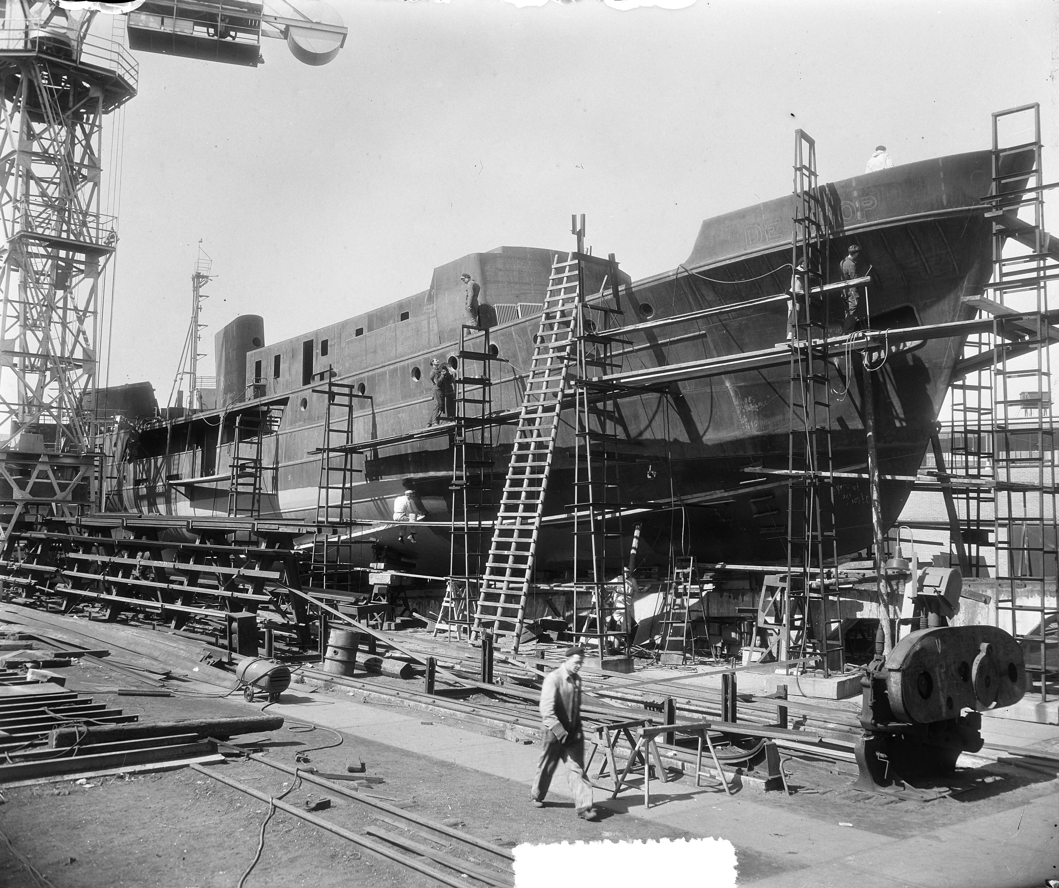 Fotocollectie Anefo — Bouw hospitaal-kerkschip (HKS) "De Hoop" bij de N.V. Zaanlandse Scheepbouw Maatschappij te Zaandam — Foto: Rossem, Wim van / Anefo. Licentie: Set B: Rechtenvrij / Publiek Domein. Bron: Nationaal Archief. http://hdl.handle.net/10648/a933a3fe-d0b4-102d-bcf8-003048976d84