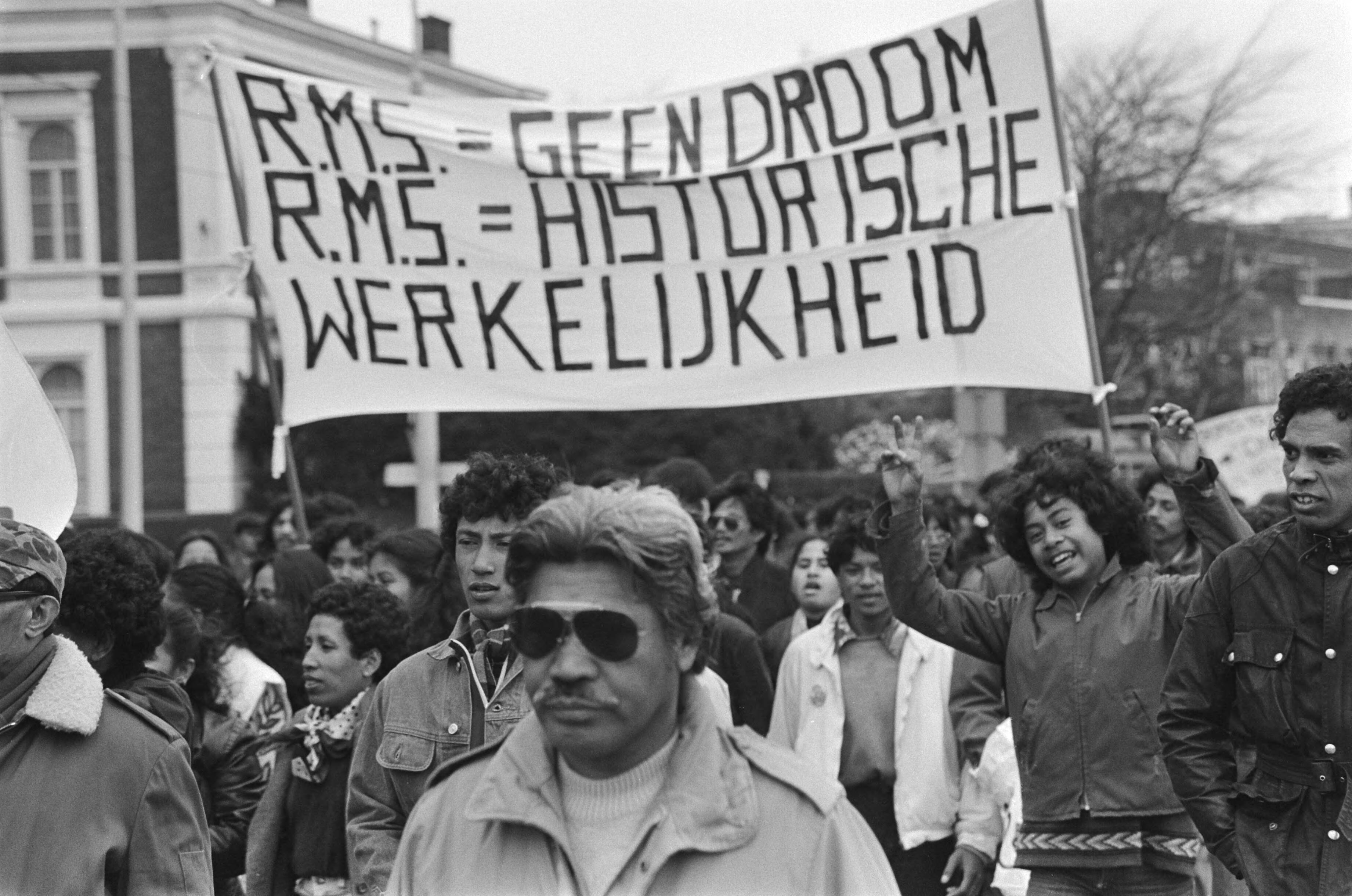 Fotocollectie Anefo — Demonstratie Zuid Molukkers in Den Haag i.v.m. herdenking uitroepen Vrije Republiek der Zuid Molukken 30 jaar geleden; — Foto: Dijk, Hans van / Anefo. Licentie: Set B: Rechtenvrij / Publiek Domein. Bron: Nationaal Archief. http://hdl.handle.net/10648/acdef166-d0b4-102d-bcf8-003048976d84