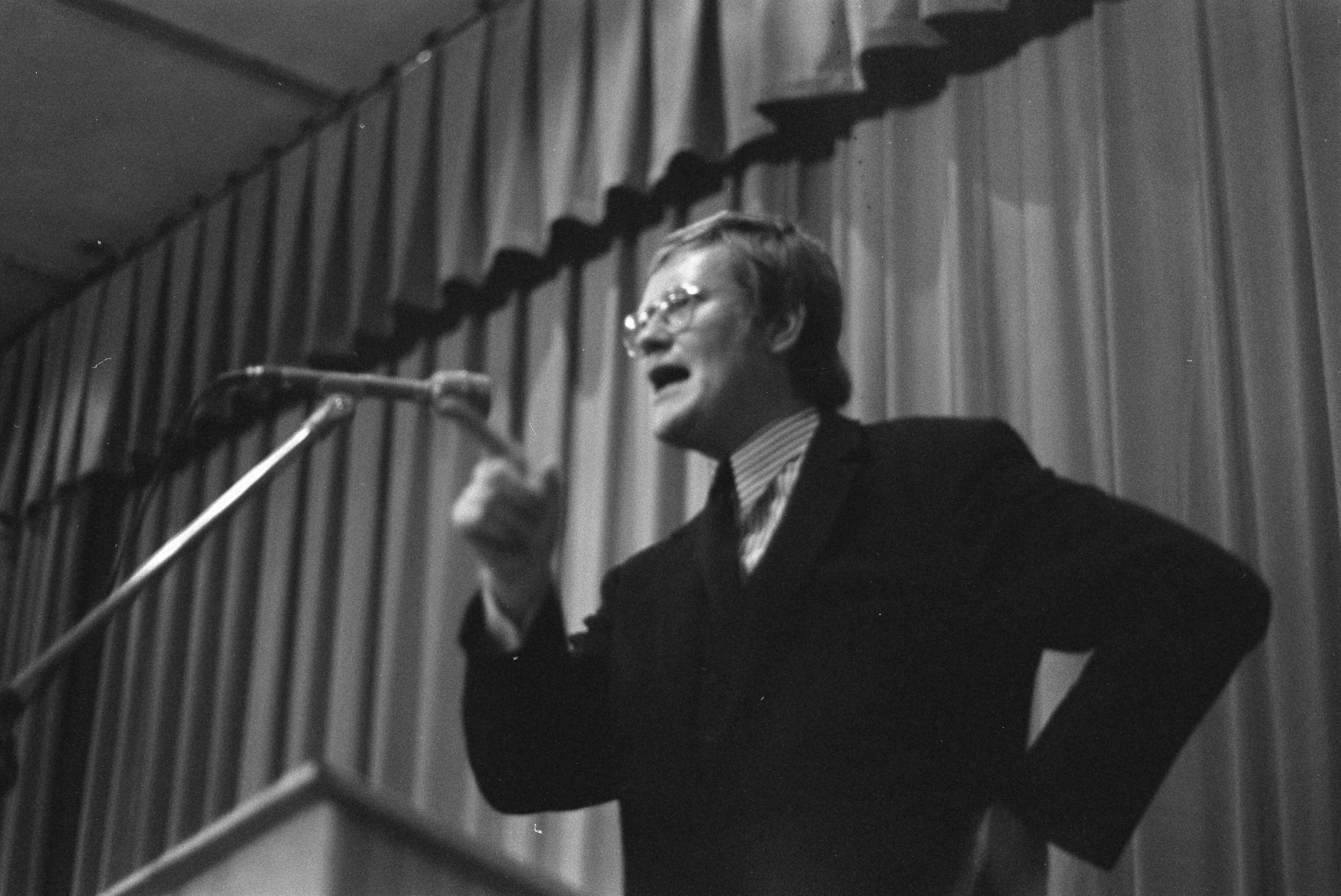 Fotocollectie Anefo — VVD-lijsttrekker Hans Wiegel spreekt in Concertgebouw te Haarlem, Hans Wiegel spreekt — Foto: Peters, Hans / Anefo. Licentie: Set B: Rechtenvrij / Publiek Domein. Bron: Nationaal Archief. http://hdl.handle.net/10648/abfc2cb4-d0b4-102d-bcf8-003048976d84