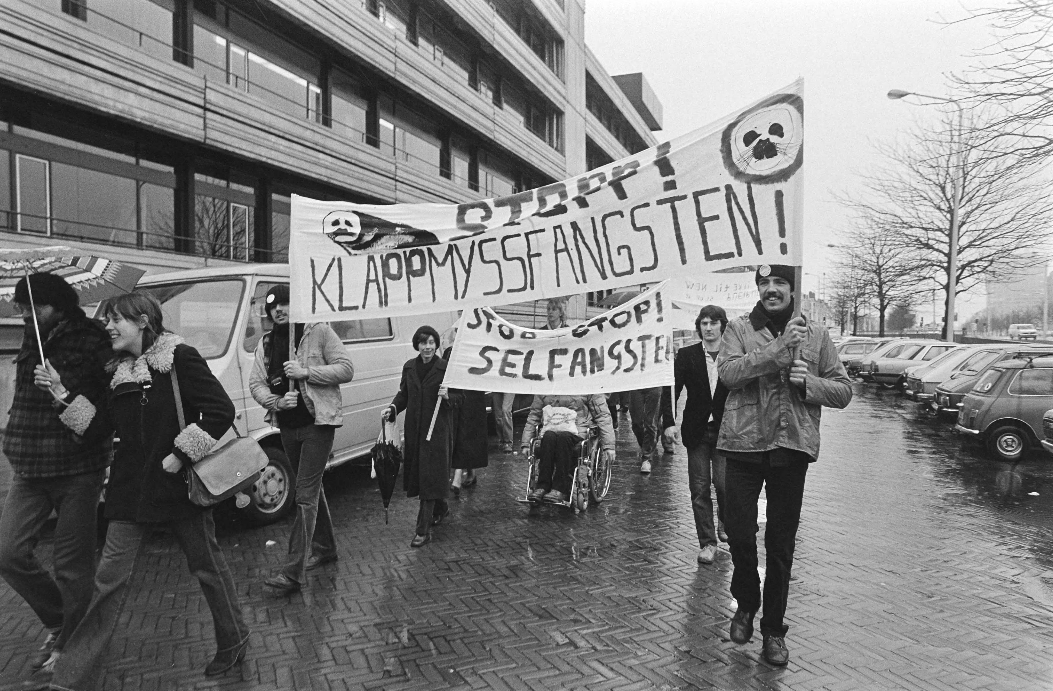 Fotocollectie Anefo — Leden Greenpeace en WNF bieden bij Noorse Ambassade in Den Haag petitie aan uit protest tegen jacht op klapmuts en zadelrobben bij New Foundland — Foto: Dijk, Hans van / Anefo. Licentie: Set B: Rechtenvrij / Publiek Domein. Bron: Nationaal Archief. http://hdl.handle.net/10648/acf6baee-d0b4-102d-bcf8-003048976d84