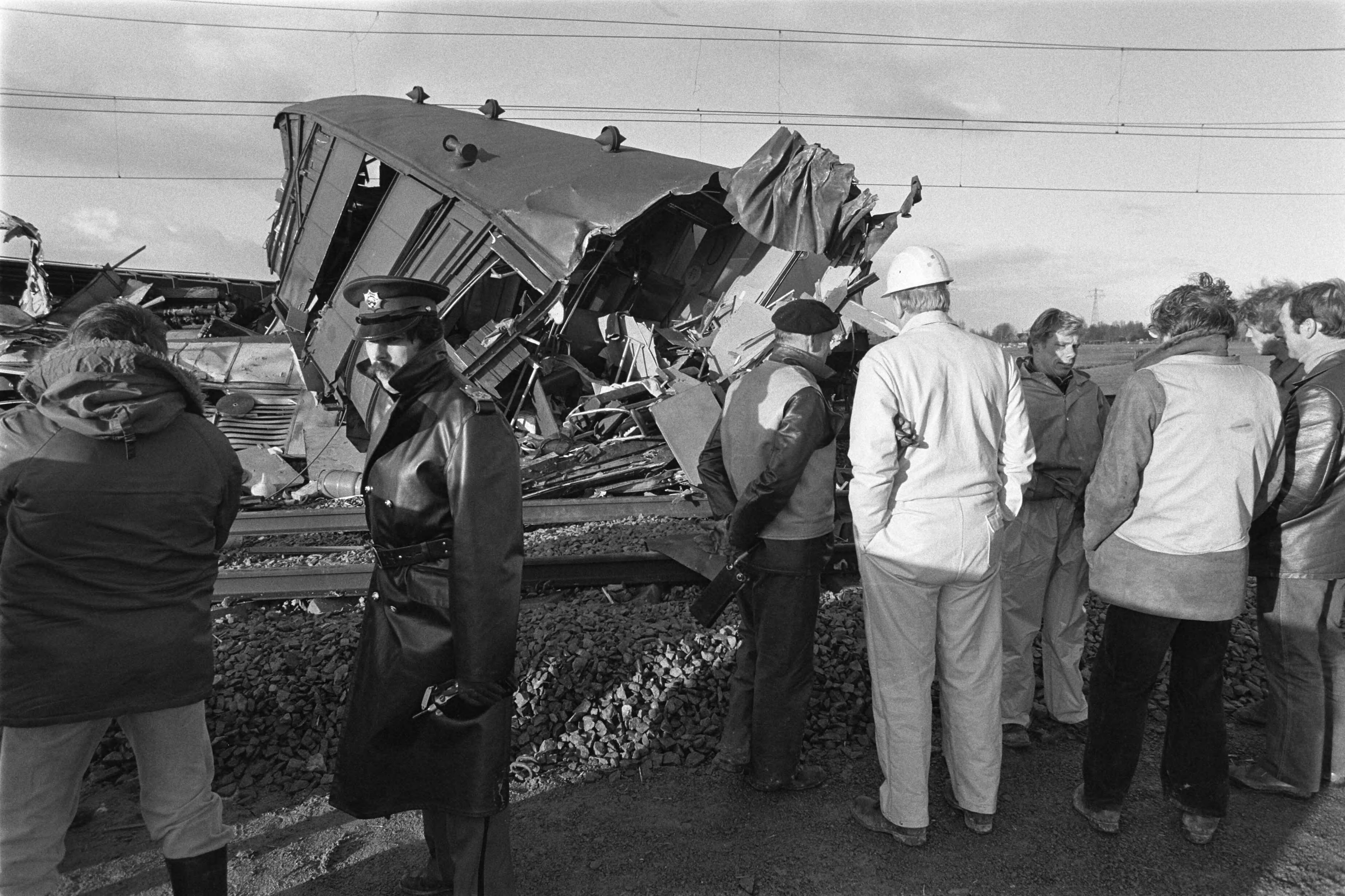 Fotocollectie Anefo — Bij Warmond is een Intercitytrein ingereden op een werktrein die met een grind geladen was. De ravage was groot. — Foto: Croes, Rob C. / Anefo. Licentie: Set B: Rechtenvrij / Publiek Domein. Bron: Nationaal Archief. http://hdl.handle.net/10648/acef77e8-d0b4-102d-bcf8-003048976d84