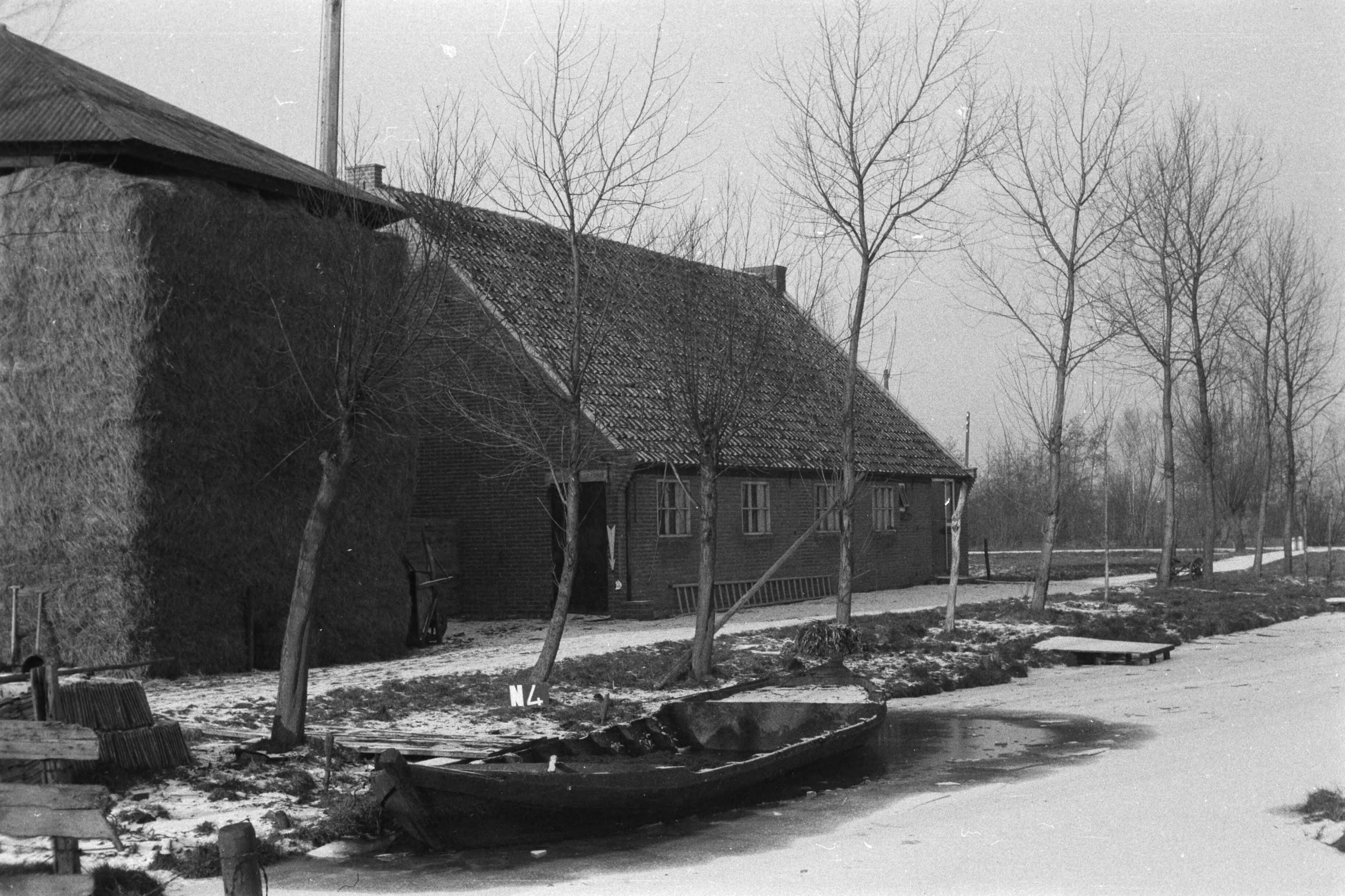 Vaste Punten Cultuurtechnische Dienst — Boerderij te Noorden of Nieuwkoop (ruilverkaveling Zegveld) — Foto: Fotograaf Onbekend / Heidemij. Licentie: Set B: Rechtenvrij / Publiek Domein. Bron: Nationaal Archief. http://hdl.handle.net/10648/ae92827a-d0b4-102d-bcf8-003048976d84