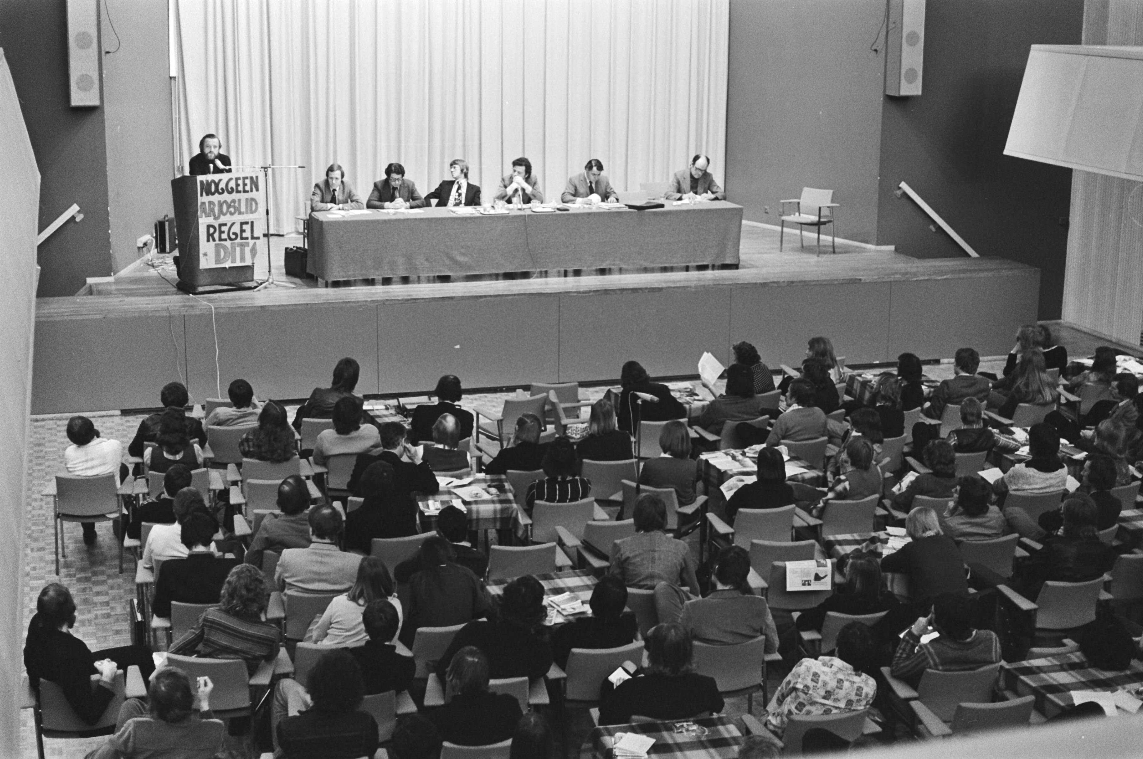 Fotocollectie Anefo — Congres Arjos (AR Jongeren) Den Haag — Foto: Mieremet, Rob / Anefo. Licentie: Set B: Rechtenvrij / Publiek Domein. Bron: Nationaal Archief. http://hdl.handle.net/10648/ac7fa6b6-d0b4-102d-bcf8-003048976d84