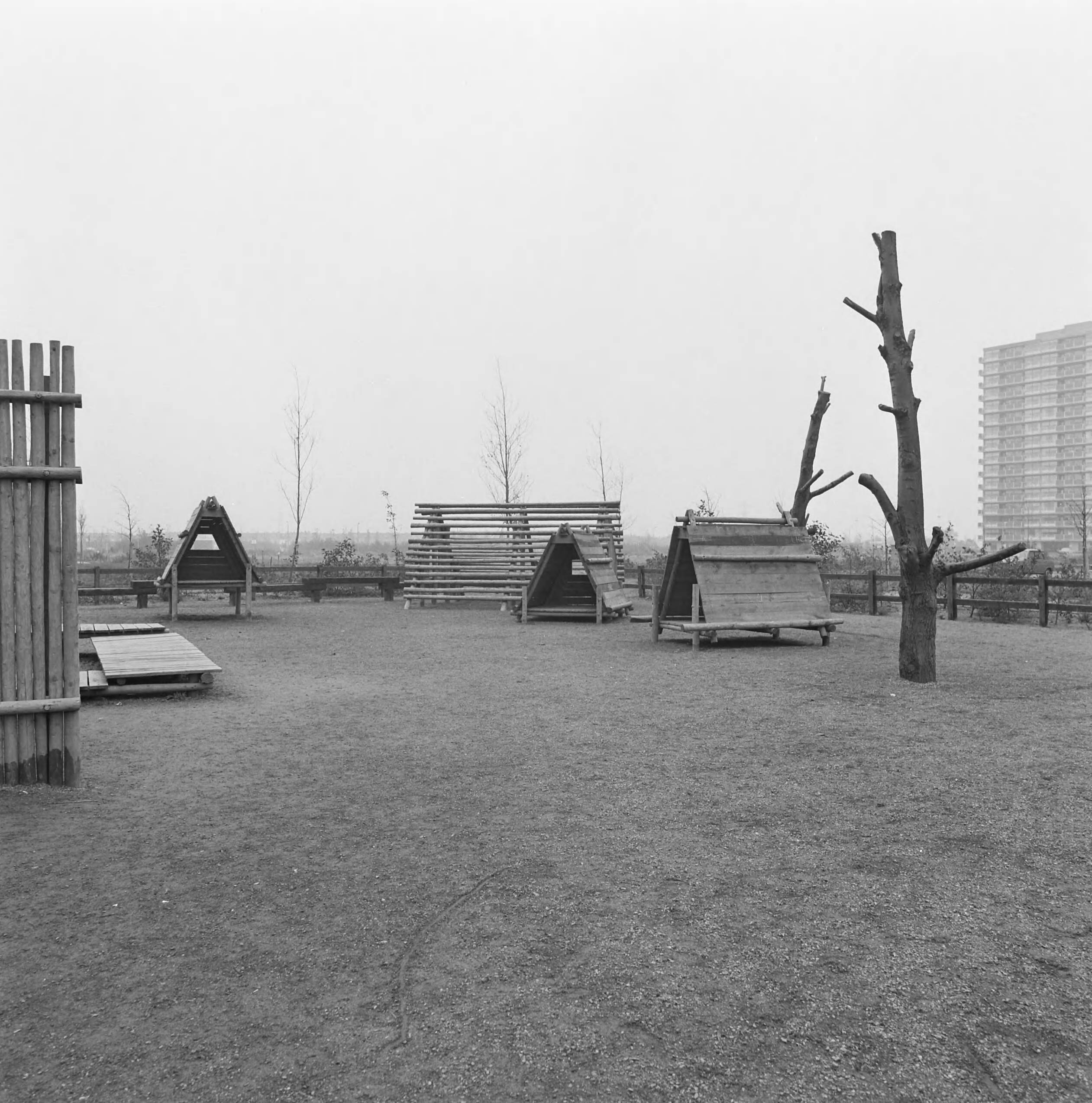 Fotocollectie Nederlandse Heidemaatschappij — Zoetermeer. Speelwerktuigen rond flats — Foto: Fotograaf Onbekend / Heidemij. Licentie: Set B: Rechtenvrij / Publiek Domein. Bron: Nationaal Archief. http://hdl.handle.net/10648/ae835bc4-d0b4-102d-bcf8-003048976d84