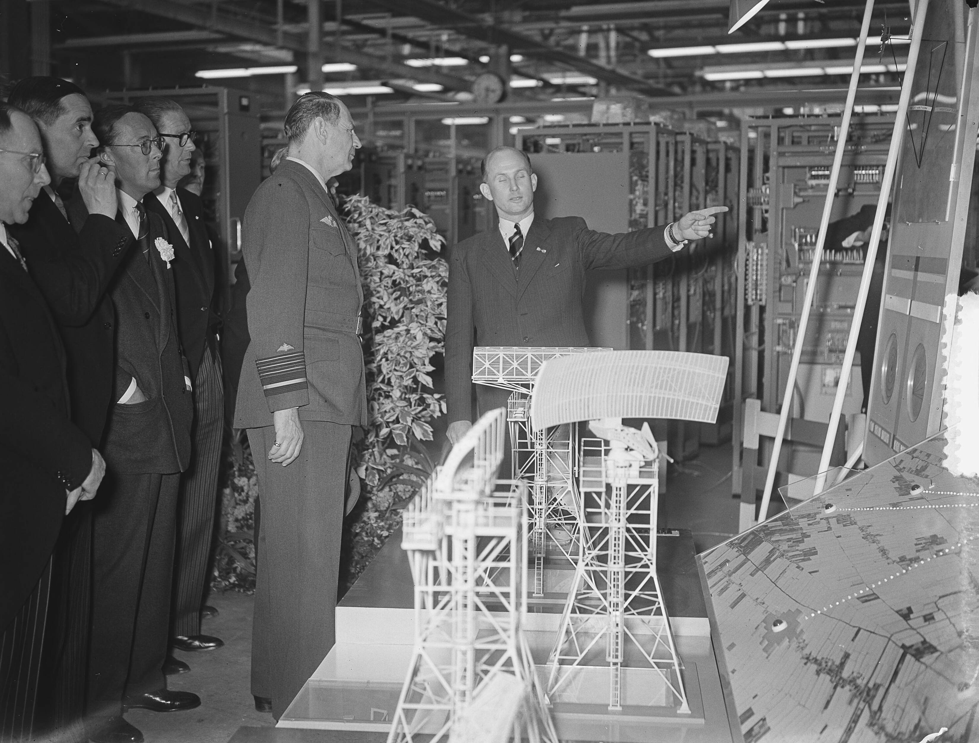 Deens staatsbezoek (1954) — Derde dag Deens staatsbezoek. Bezoek aan Philips Hilversum — Foto: Bilsen, Joop van / Anefo. Licentie: Set B: Rechtenvrij / Publiek Domein. Bron: Nationaal Archief. http://hdl.handle.net/10648/a920e7dc-d0b4-102d-bcf8-003048976d84