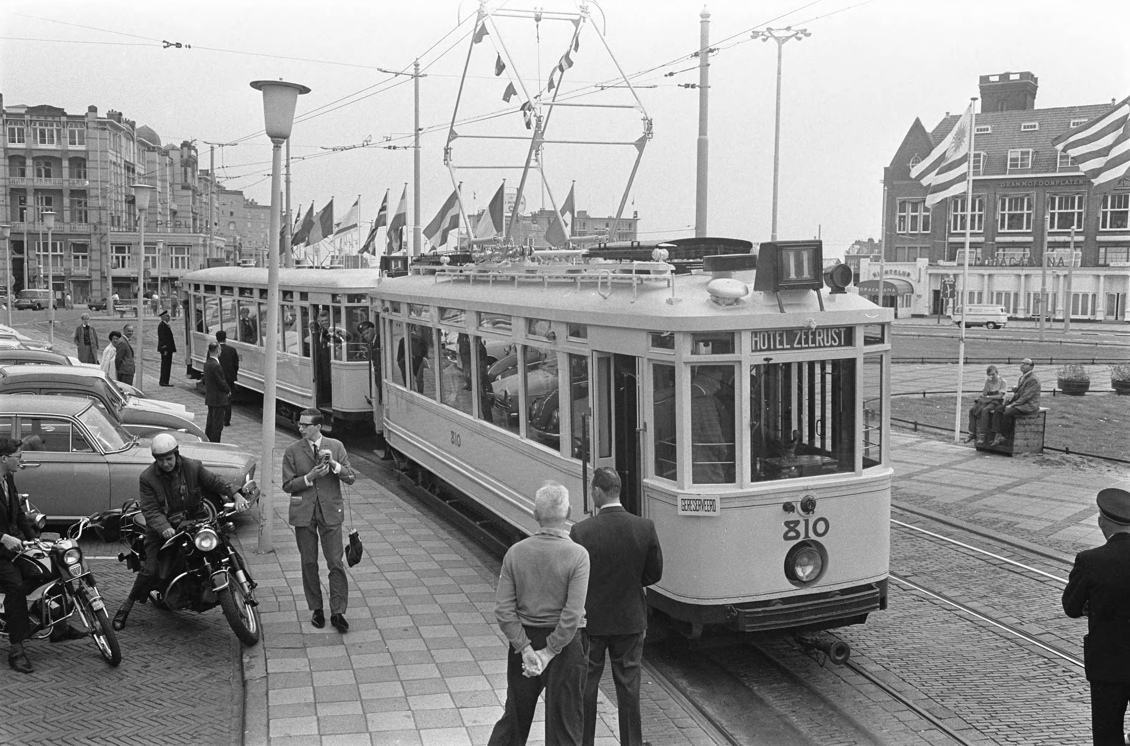 Fotocollectie Anefo — Veertig jaar oude tram reed weer in Scheveningen — Foto: Koch, Eric / Anefo. Licentie: Set B: Rechtenvrij / Publiek Domein. Bron: Nationaal Archief. http://hdl.handle.net/10648/ab1fc8aa-d0b4-102d-bcf8-003048976d84