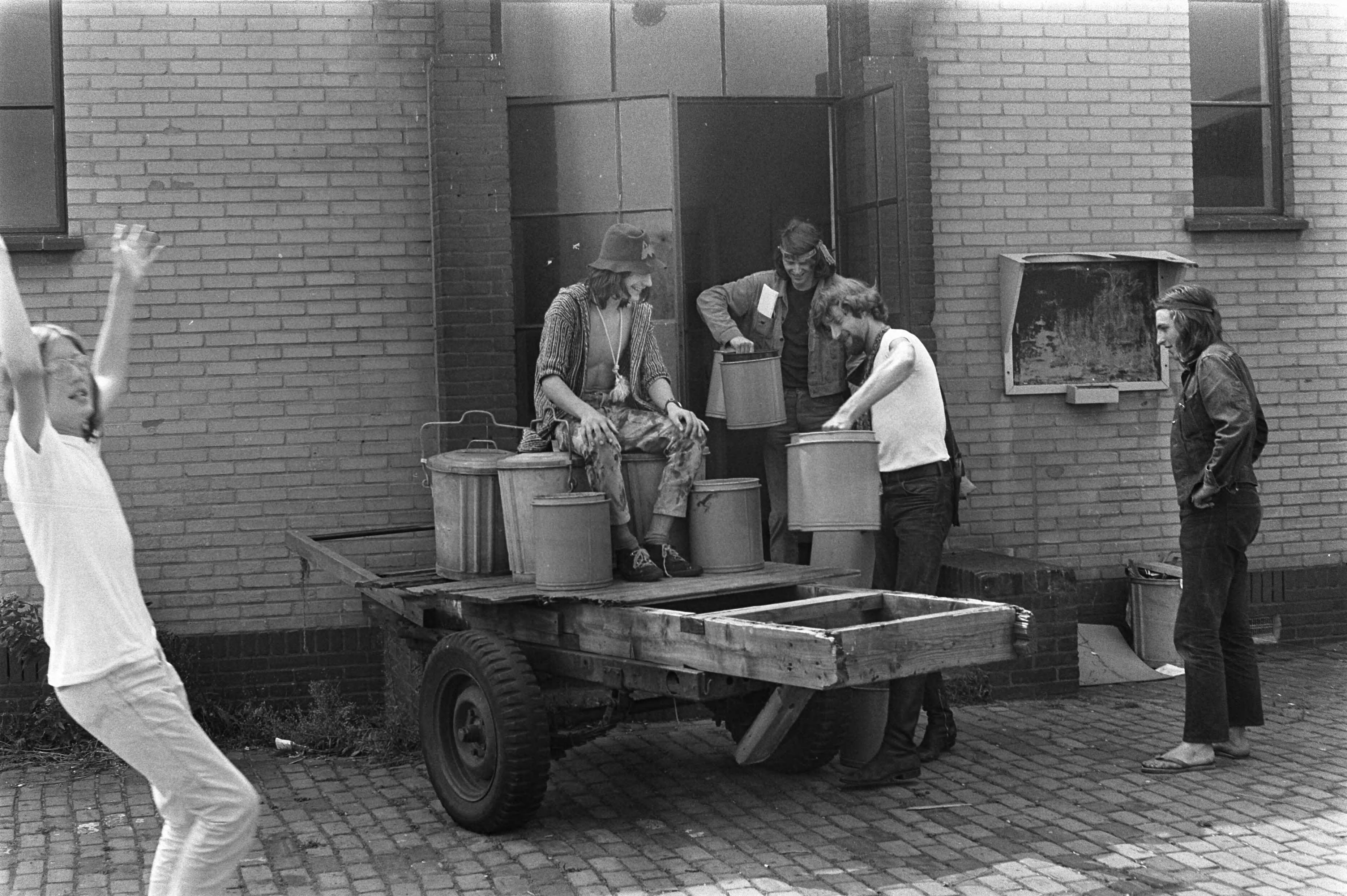 Fotocollectie Anefo — Kabouters uit Amsterdam en Den Haag hebben in Den Haag het voormalige Milvakamp bezet en hebben er hun Ministerie van Offensie gevestigd — Foto: Mieremet, Rob / Anefo. Licentie: Set B: Rechtenvrij / Publiek Domein. Bron: Nationaal Archief. http://hdl.handle.net/10648/ab9e6ad4-d0b4-102d-bcf8-003048976d84