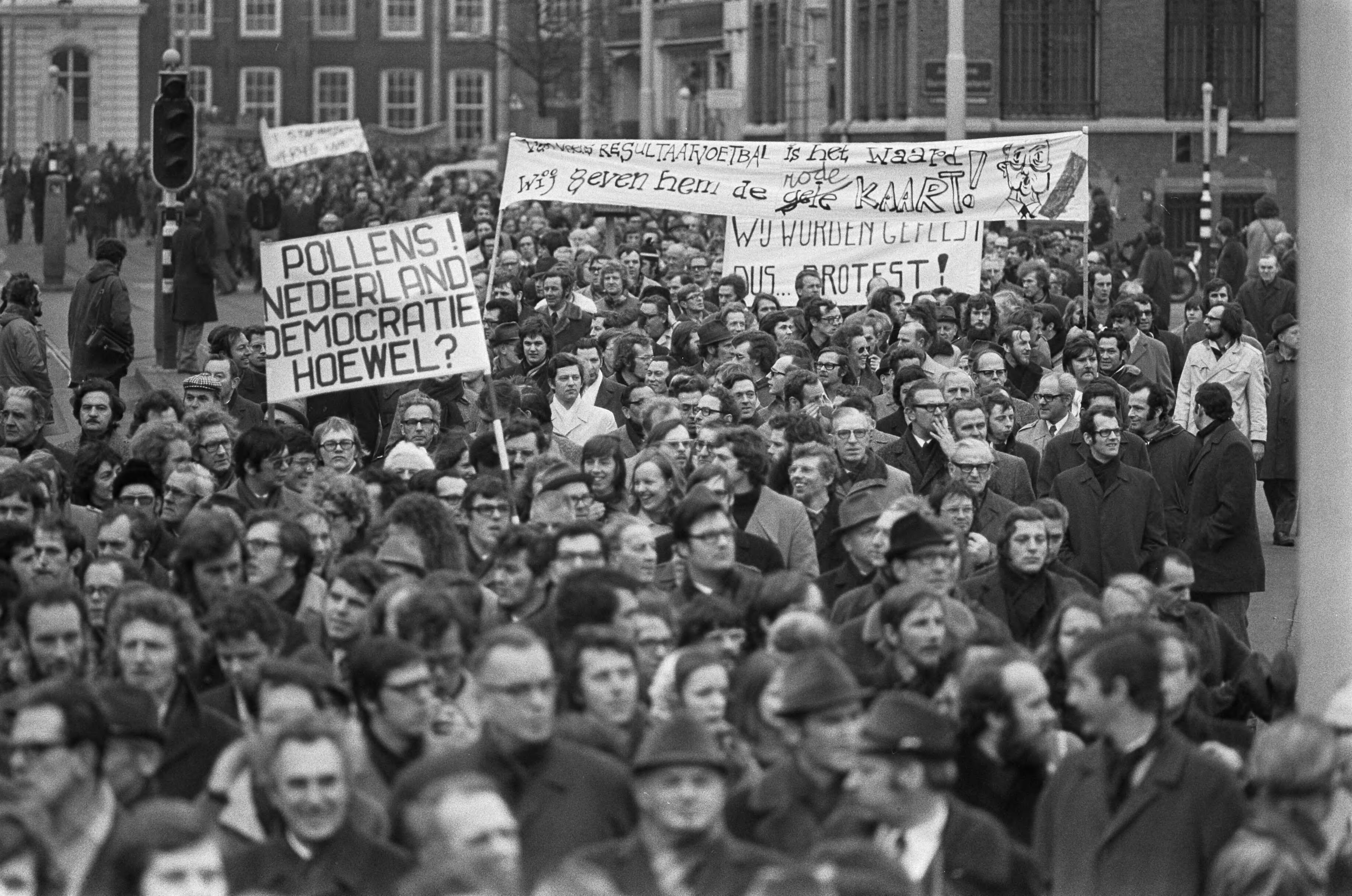 Fotocollectie Anefo — Ambtenaren (meer dan 40.000) demonstreren in Den Haag , demonstranten op weg naar het Binnenhof — Foto: Peters, Hans / Anefo. Licentie: Set B: Rechtenvrij / Publiek Domein. Bron: Nationaal Archief. http://hdl.handle.net/10648/ac244bea-d0b4-102d-bcf8-003048976d84