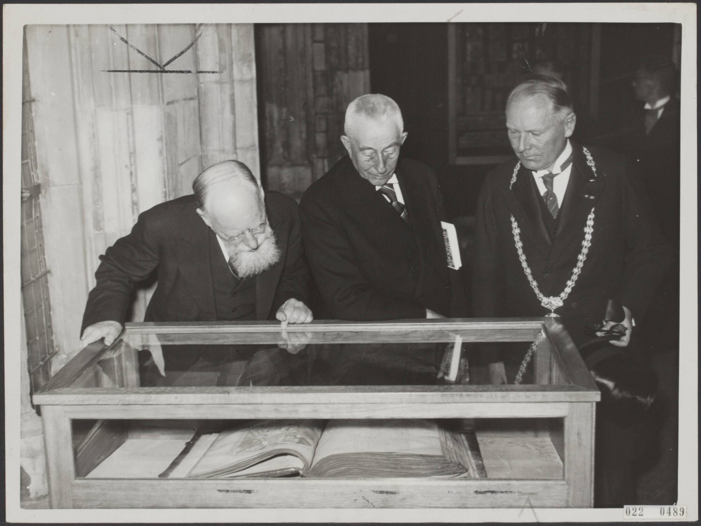 Fotocollectie Elsevier Binnenland — Opening van de Willibrord tentoonstelling in de Domkerk te Utrecht door minister-president dr. H. Colijn. Vlnr. prof.dr. J.R. Slotemaker de Bruïne, minister van Onderwijs, Kunsten en Wetenschappen; dr. H. Colijn, mr. G.A.W. ter Pelkwijk, burgemeester van Utrecht — Foto: N.V. Polygoon. Licentie: Set B: Rechtenvrij / Publiek Domein. Bron: Nationaal Archief. http://hdl.handle.net/10648/add24046-d0b4-102d-bcf8-003048976d84