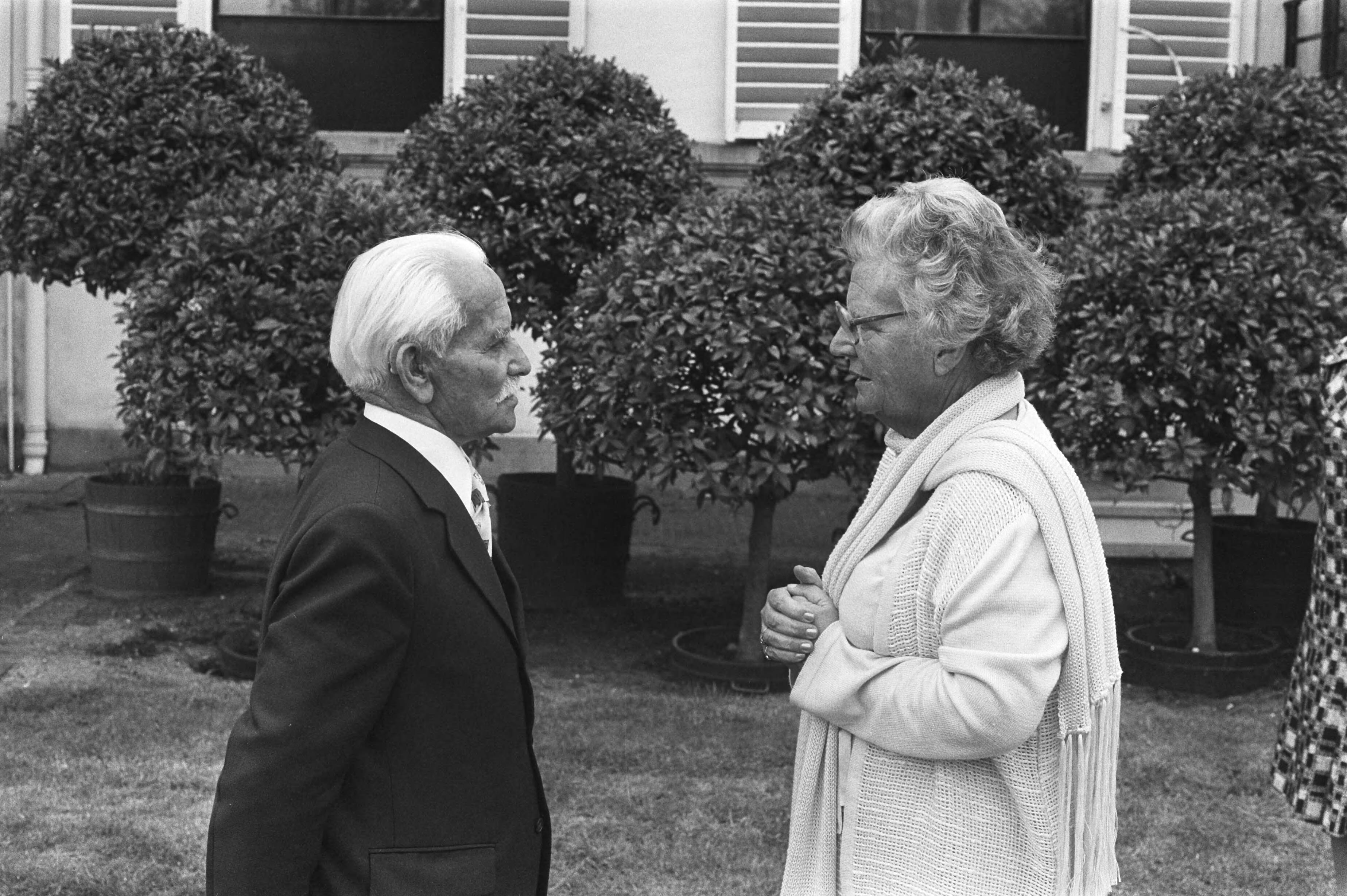 Fotocollectie Anefo — Bejaardendefile Soestdijk — Foto: Verhoeff, Bert / Anefo. Licentie: Set B: Rechtenvrij / Publiek Domein. Bron: Nationaal Archief. http://hdl.handle.net/10648/acb62240-d0b4-102d-bcf8-003048976d84
