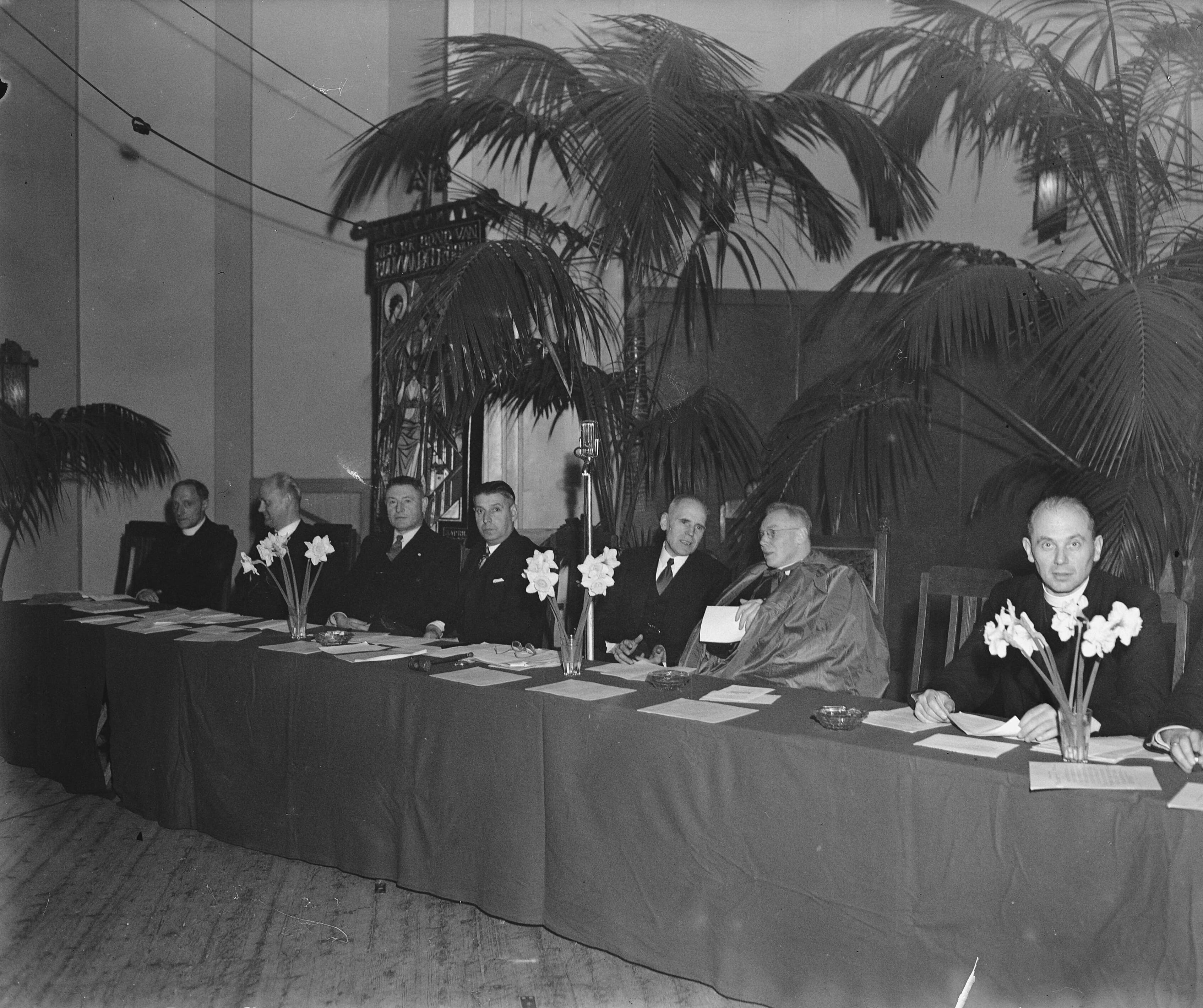 Fotocollectie Anefo — Bijeenkomst van de Katholieke Middenstandsbond te Haarlem t..g.v. 40-jarig bestaan — Foto: Zeylemaker, Co / Anefo. Licentie: Set B: Rechtenvrij / Publiek Domein. Bron: Nationaal Archief. http://hdl.handle.net/10648/a8a7659c-d0b4-102d-bcf8-003048976d84
