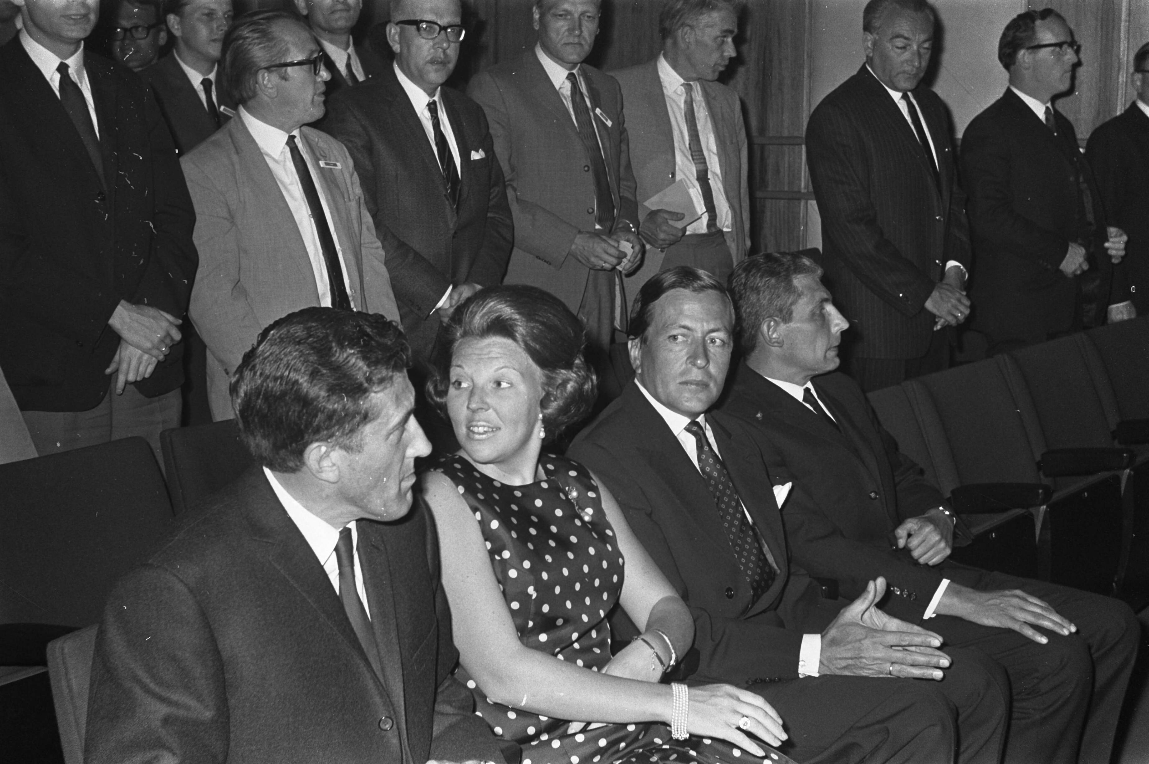 Fotocollectie Anefo — Pr. Beatrix en Pr. Claus woonden 10e Federale Vergadering bij van St. Federatie Medische en Biol. Ver. te Utrecht Langevoort (vz St.) — Foto: Evers, Joost / Anefo. Licentie: Set B: Rechtenvrij / Publiek Domein. Bron: Nationaal Archief. http://hdl.handle.net/10648/ab6d8626-d0b4-102d-bcf8-003048976d84
