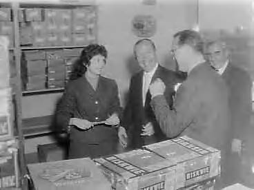 Fotocollectie Anefo — Prins Bernhard bezoekt Breda — Foto: Pot, Harry / Anefo. Licentie: Set B: Rechtenvrij / Publiek Domein. Bron: Nationaal Archief. http://hdl.handle.net/10648/a98671ec-d0b4-102d-bcf8-003048976d84