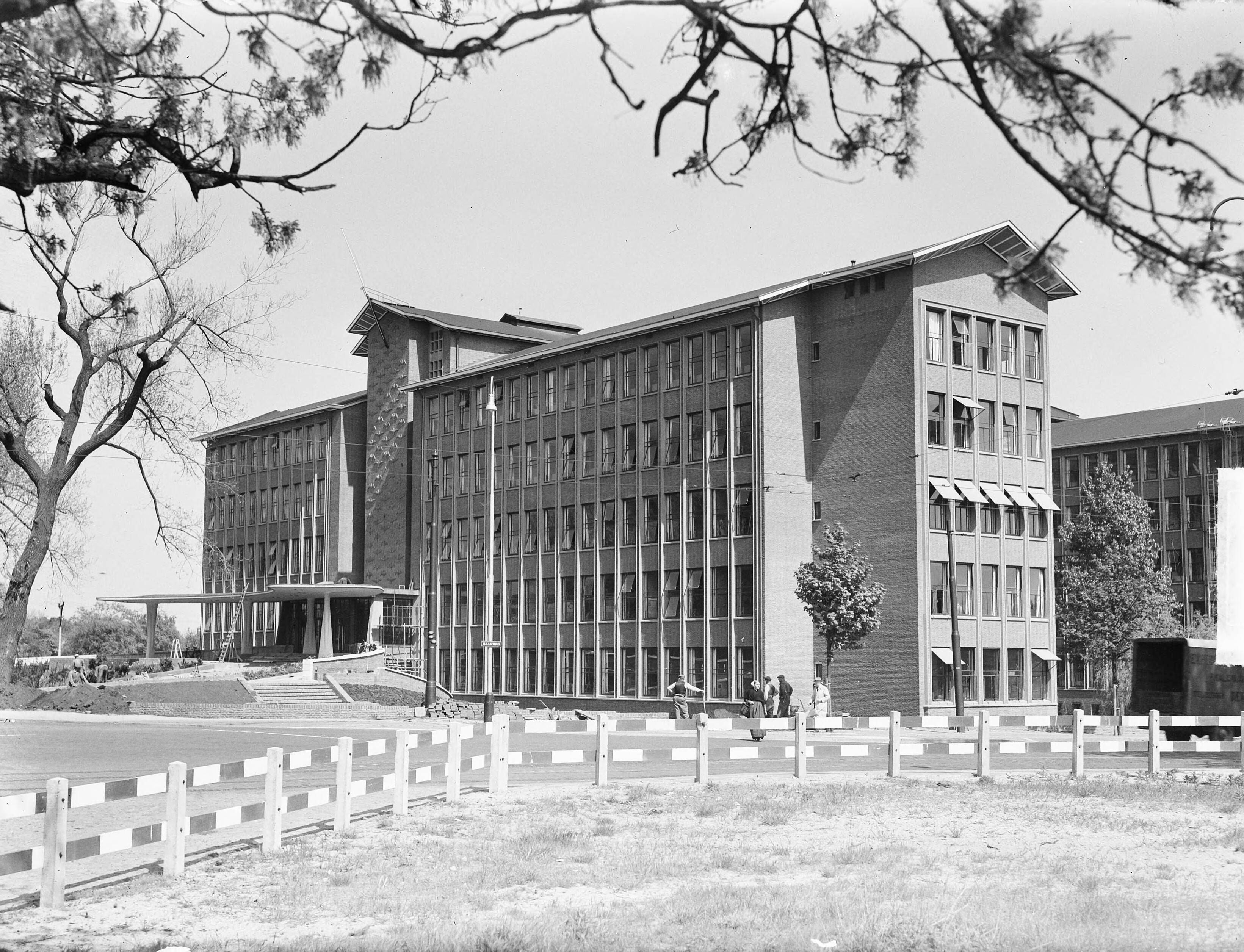 Fotocollectie Anefo — Nieuwe KLM gebouw aan de Raamweg te Den Haag — Foto: Winterbergen, Rolf / Anefo. Licentie: Set B: Rechtenvrij / Publiek Domein. Bron: Nationaal Archief. http://hdl.handle.net/10648/a8c7b0b8-d0b4-102d-bcf8-003048976d84