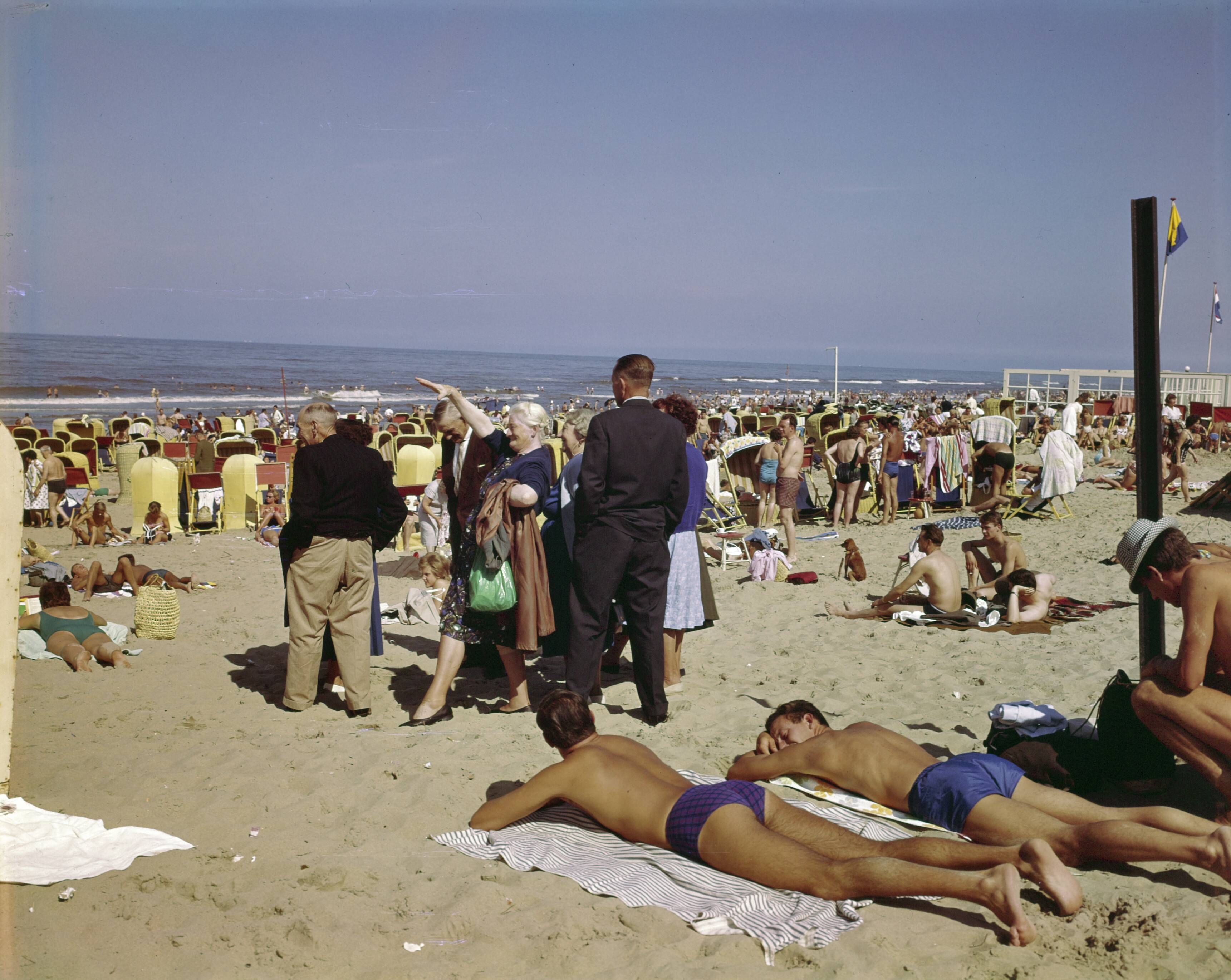 Fotocollectie Anefo — [Strand van Zandvoort] — Foto: Fotograaf Onbekend / Anefo. Licentie: Set B: Rechtenvrij / Publiek Domein. Bron: Nationaal Archief. http://hdl.handle.net/10648/ad8c2ba6-d0b4-102d-bcf8-003048976d84