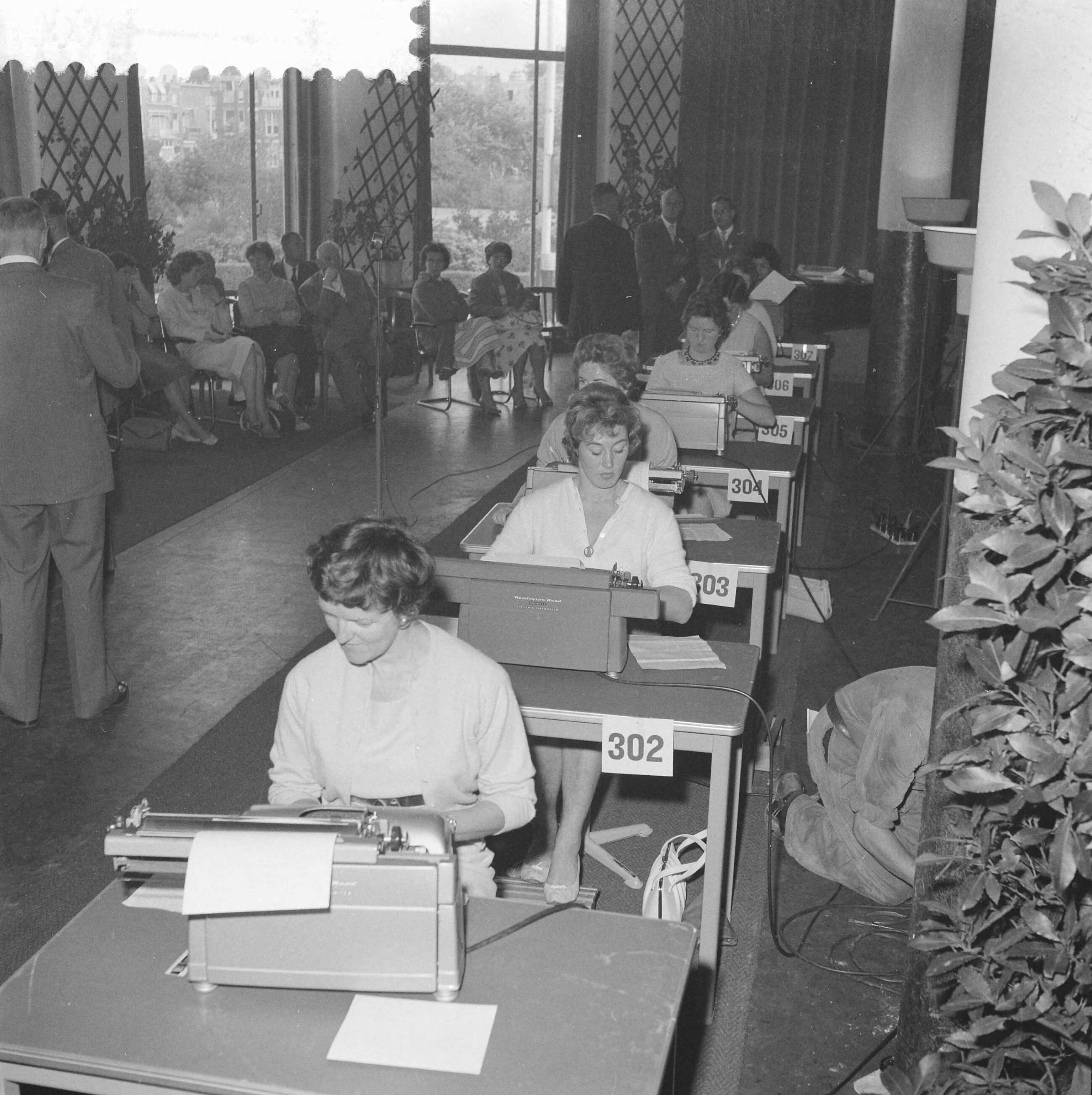 Fotocollectie Anefo — Nationale kampioenschap machineschrijven in de Houtrusthallen te Den Haag — Foto: Behrens, Herbert F. / Anefo. Licentie: Set B: Rechtenvrij / Publiek Domein. Bron: Nationaal Archief. http://hdl.handle.net/10648/a99ea492-d0b4-102d-bcf8-003048976d84