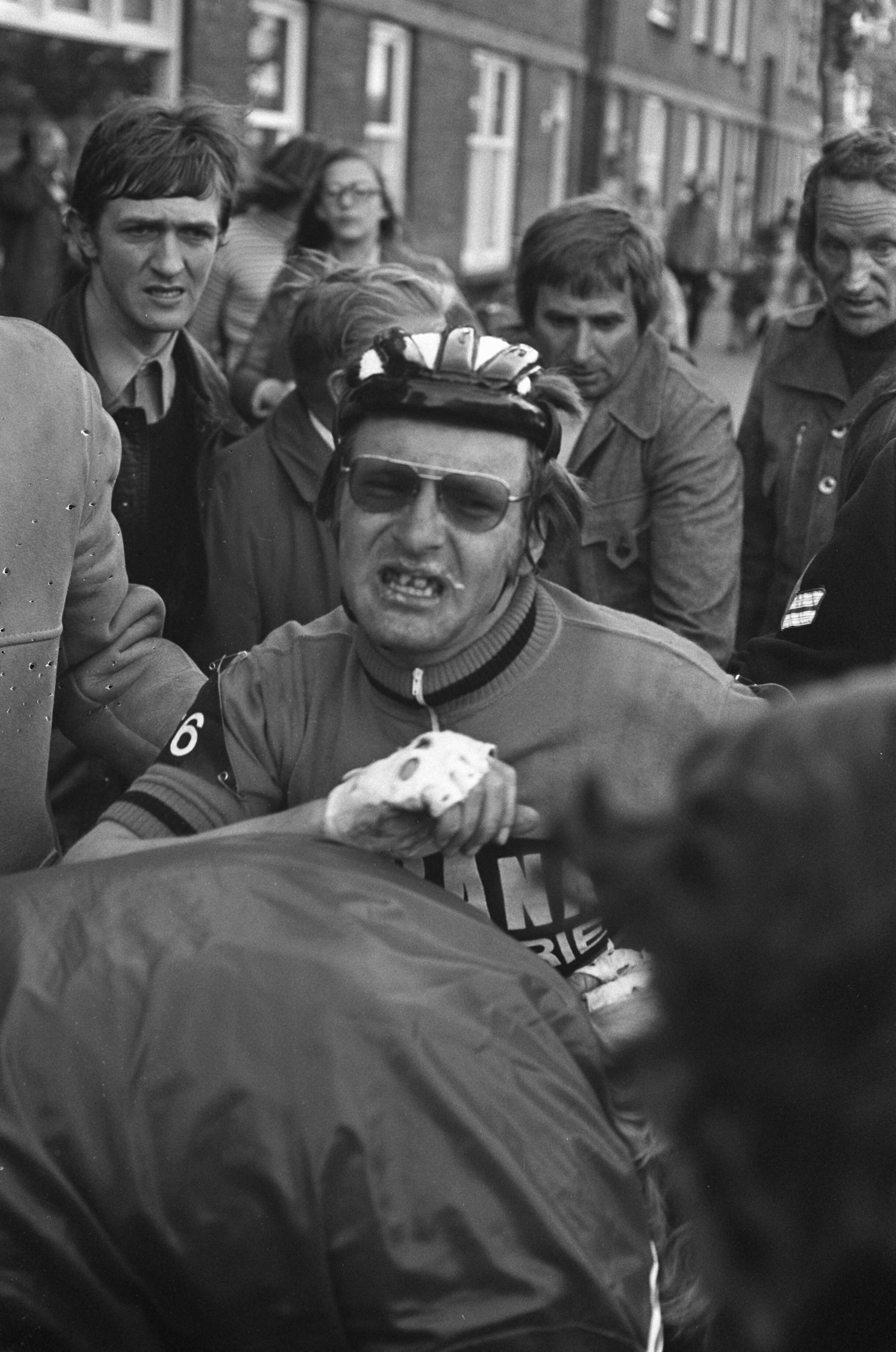 Fotocollectie Anefo — Proloog Olympias toer in Den Haag ; Ben Pronk gevallen kop — Foto: Verhoeff, Bert / Anefo. Licentie: Set B: Rechtenvrij / Publiek Domein. Bron: Nationaal Archief. http://hdl.handle.net/10648/ac492596-d0b4-102d-bcf8-003048976d84