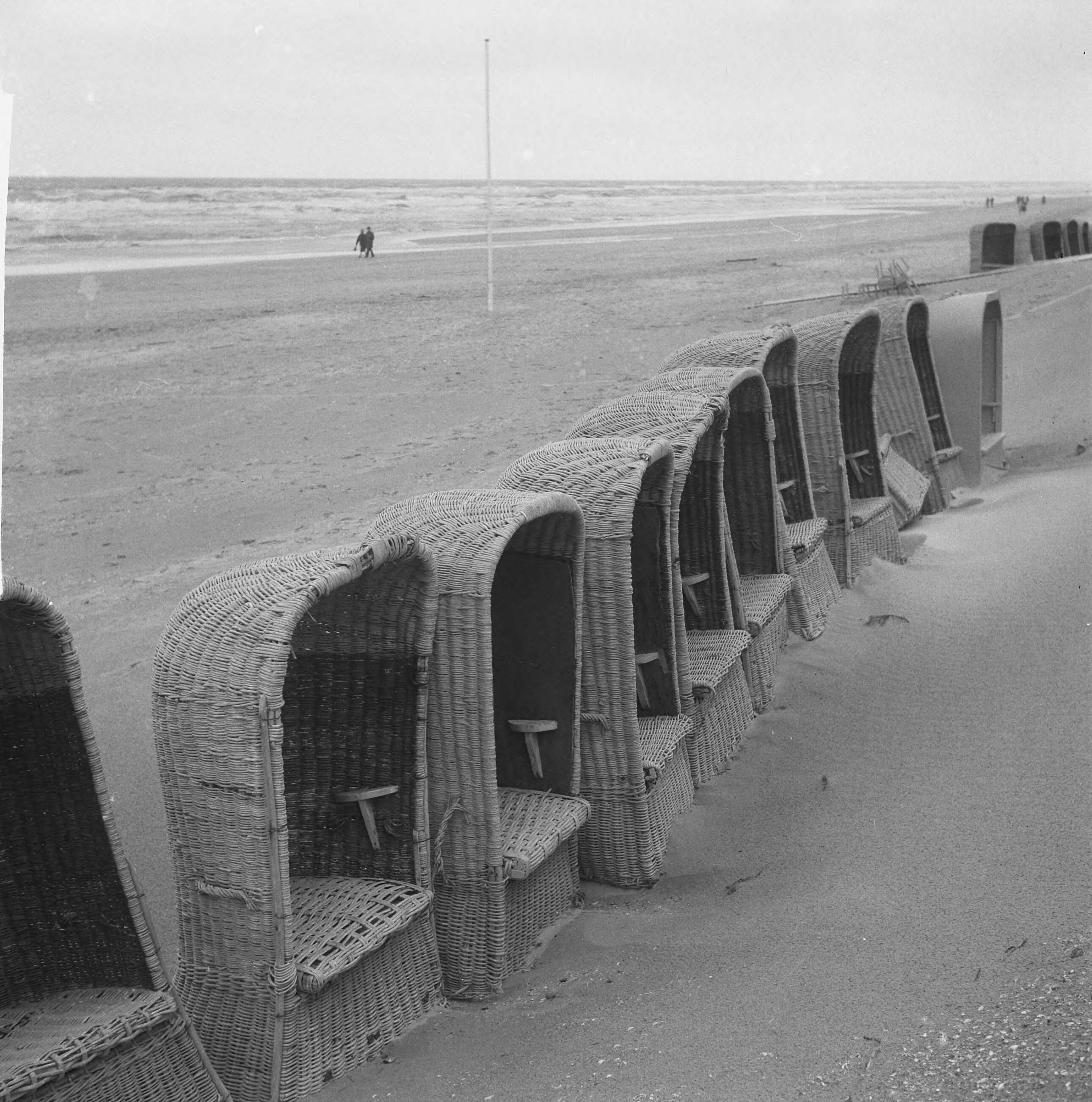 Fotocollectie Anefo — Onaangenaam weer op het strand van Zandvoort. Lege strandstoelen — Foto: Nijs, Jac. de / Anefo. Licentie: Set B: Rechtenvrij / Publiek Domein. Bron: Nationaal Archief. http://hdl.handle.net/10648/aa08397a-d0b4-102d-bcf8-003048976d84