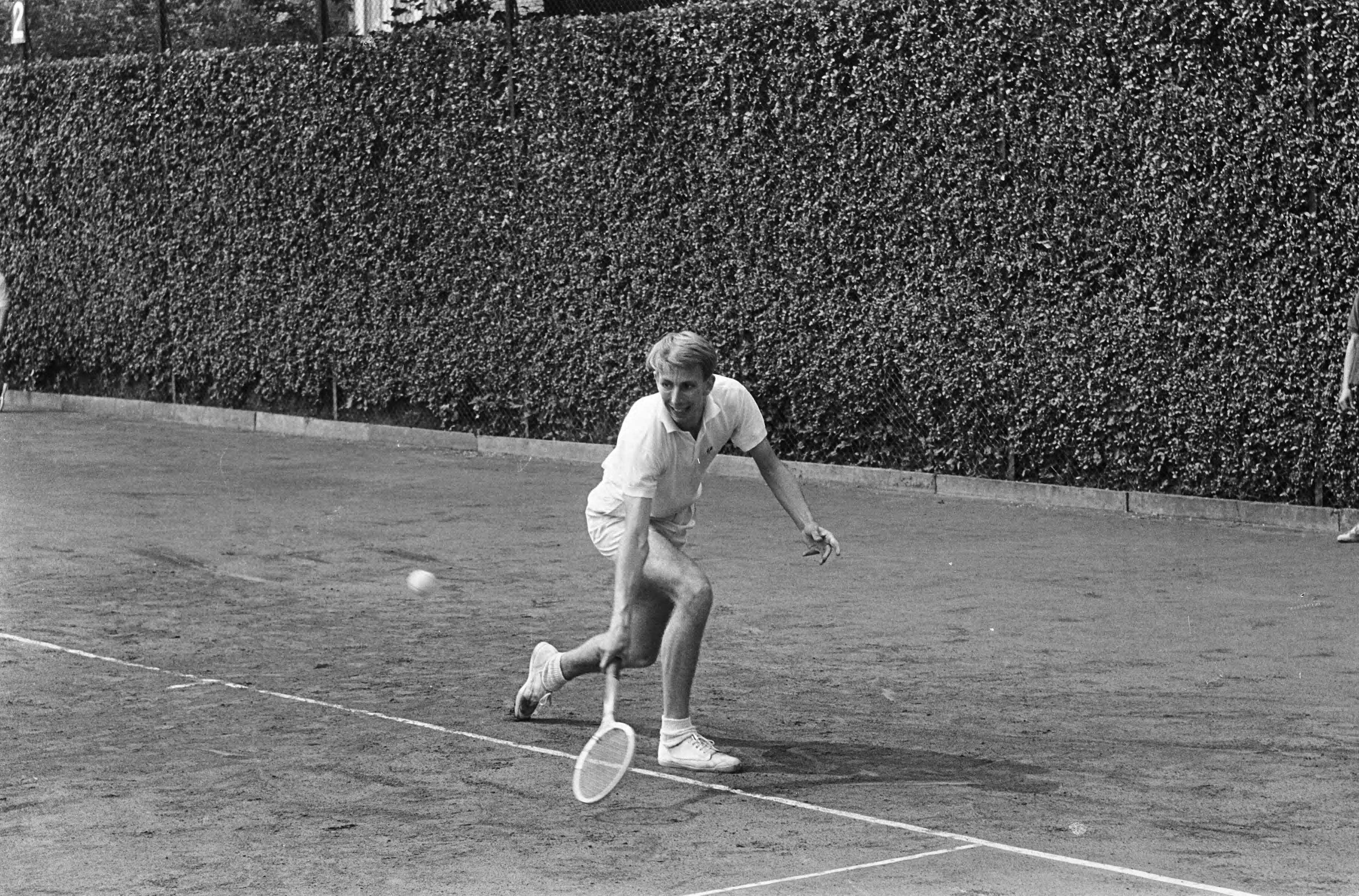 Fotocollectie Anefo — Open Nederlands kampioenschap tennis op 't Melkhuisje te Hilversum, de Nederlander Evert Schneider in actie — Foto: Koch, Eric / Anefo. Licentie: Set B: Rechtenvrij / Publiek Domein. Bron: Nationaal Archief. http://hdl.handle.net/10648/aab4fef8-d0b4-102d-bcf8-003048976d84
