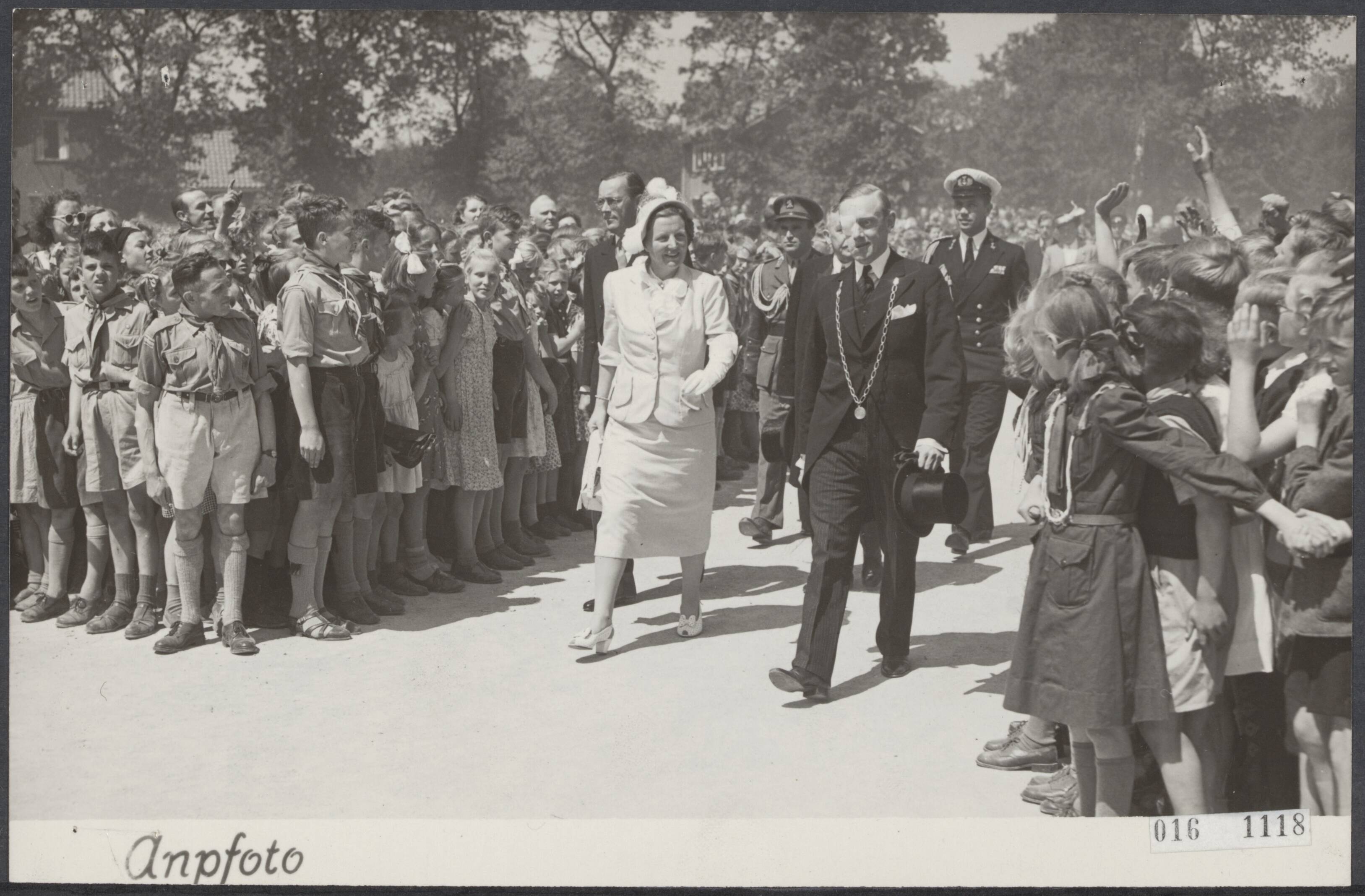 Fotocollectie Elsevier Binnenland — Tijdens het tweedaagse bezoek aan Drenthe werd door koningin Juliana en prins Bernhard een bezoek gebracht aan het Lyceum te Emmen — Foto: ANP / RVD of rechtenvrij. Licentie: Set B: Rechtenvrij / Publiek Domein. Bron: Nationaal Archief. http://hdl.handle.net/10648/adbb6fe2-d0b4-102d-bcf8-003048976d84