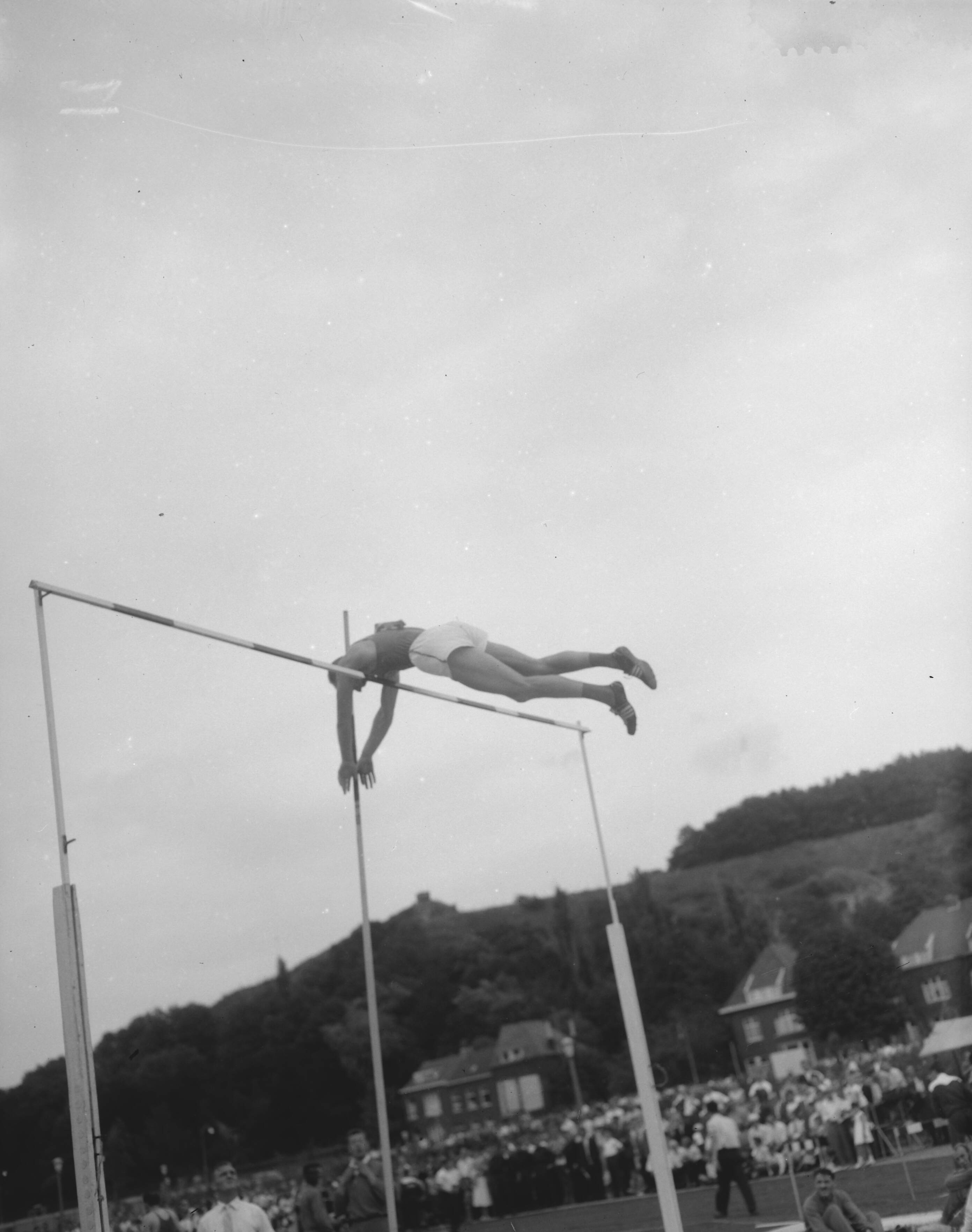 Fotocollectie Anefo — Atletiek. Landenwedstrijd Nederland tegen België in Maastricht, polsstokhoogspringen — Foto: Bilsen, Joop van / Anefo. Licentie: Set B: Rechtenvrij / Publiek Domein. Bron: Nationaal Archief. http://hdl.handle.net/10648/a98247ac-d0b4-102d-bcf8-003048976d84