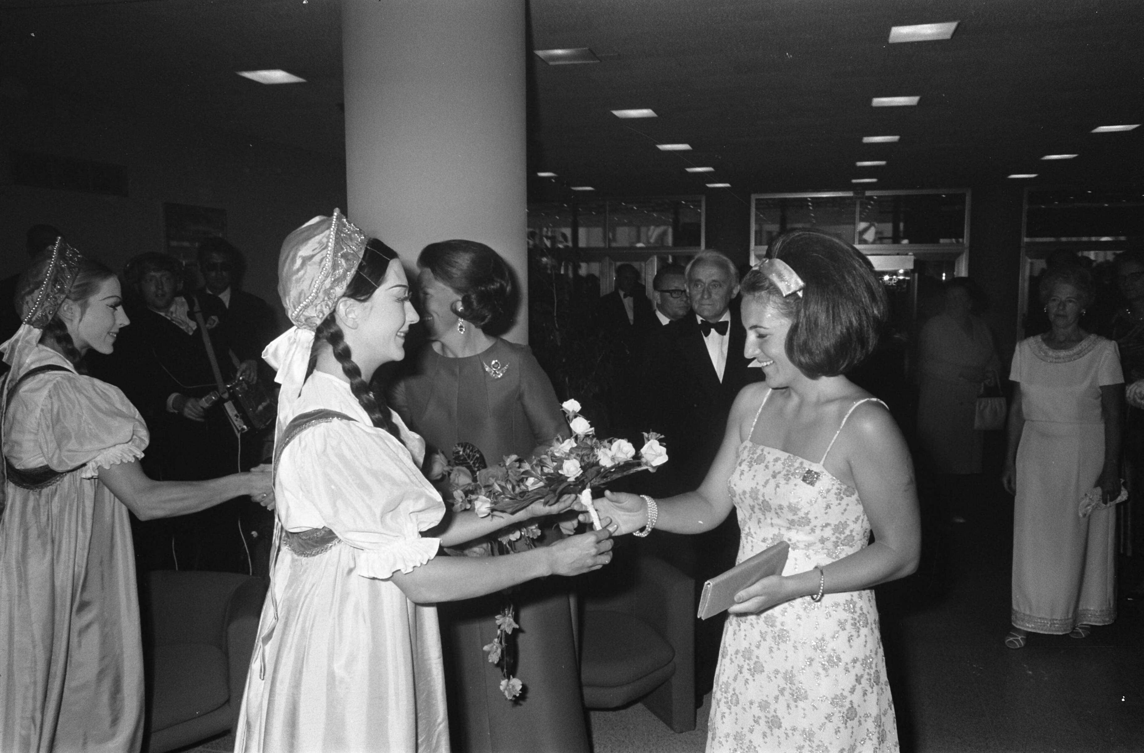 Fotocollectie Anefo — Prinses Beatrix en Prinses Margriet woonden opening Holland Festival bij in Nederlands Congresgebouw , Den Haag in de zaal — Foto: Evers, Joost / Anefo. Licentie: Set B: Rechtenvrij / Publiek Domein. Bron: Nationaal Archief. http://hdl.handle.net/10648/ab6e4f2a-d0b4-102d-bcf8-003048976d84