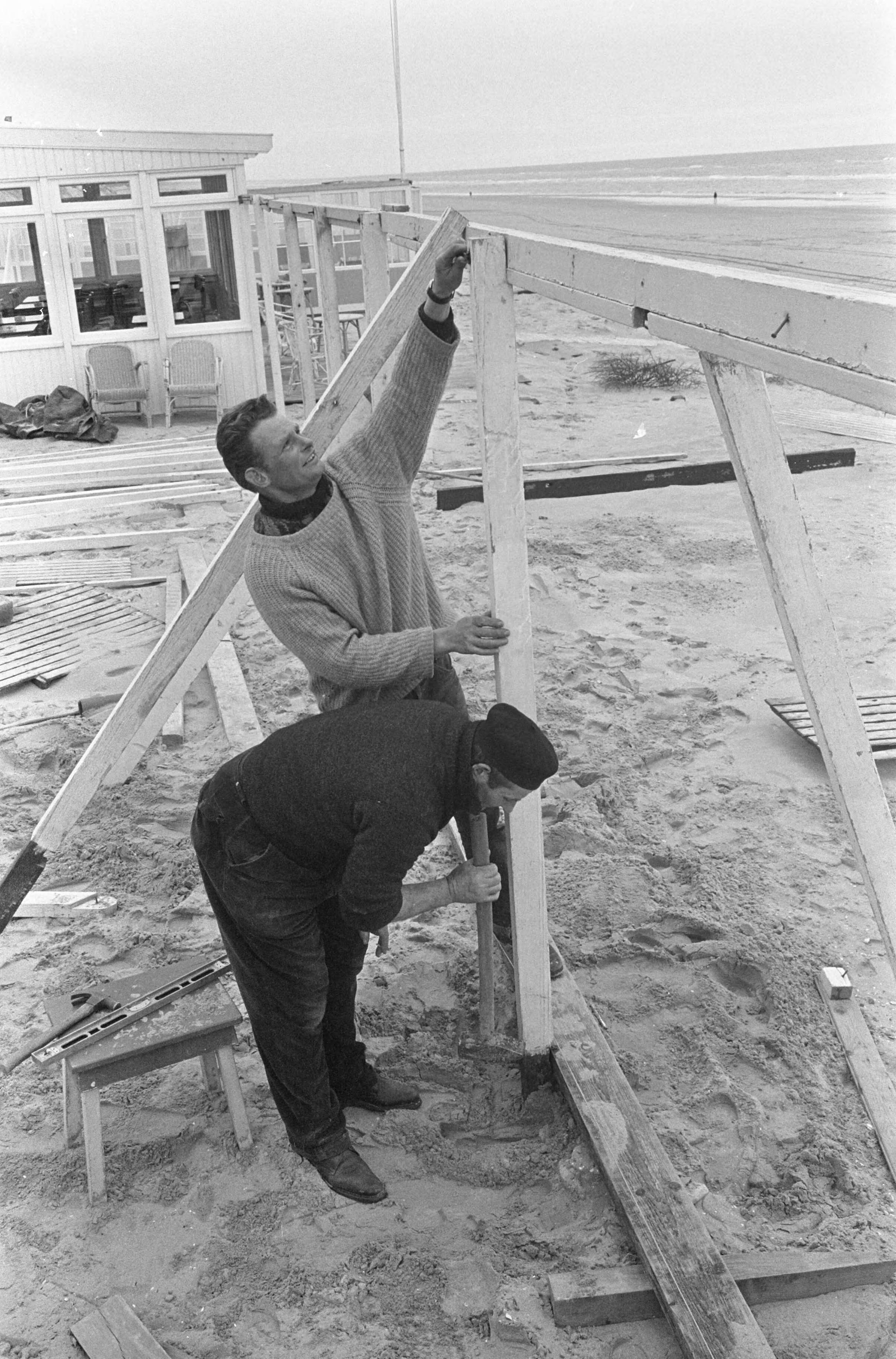 Fotocollectie Anefo — Strand wordt in orde gemaakt, bij Zandvoort verschijnen de strandtentjes alweer — Foto: Koch, Eric / Anefo. Licentie: Set B: Rechtenvrij / Publiek Domein. Bron: Nationaal Archief. http://hdl.handle.net/10648/aae064f8-d0b4-102d-bcf8-003048976d84