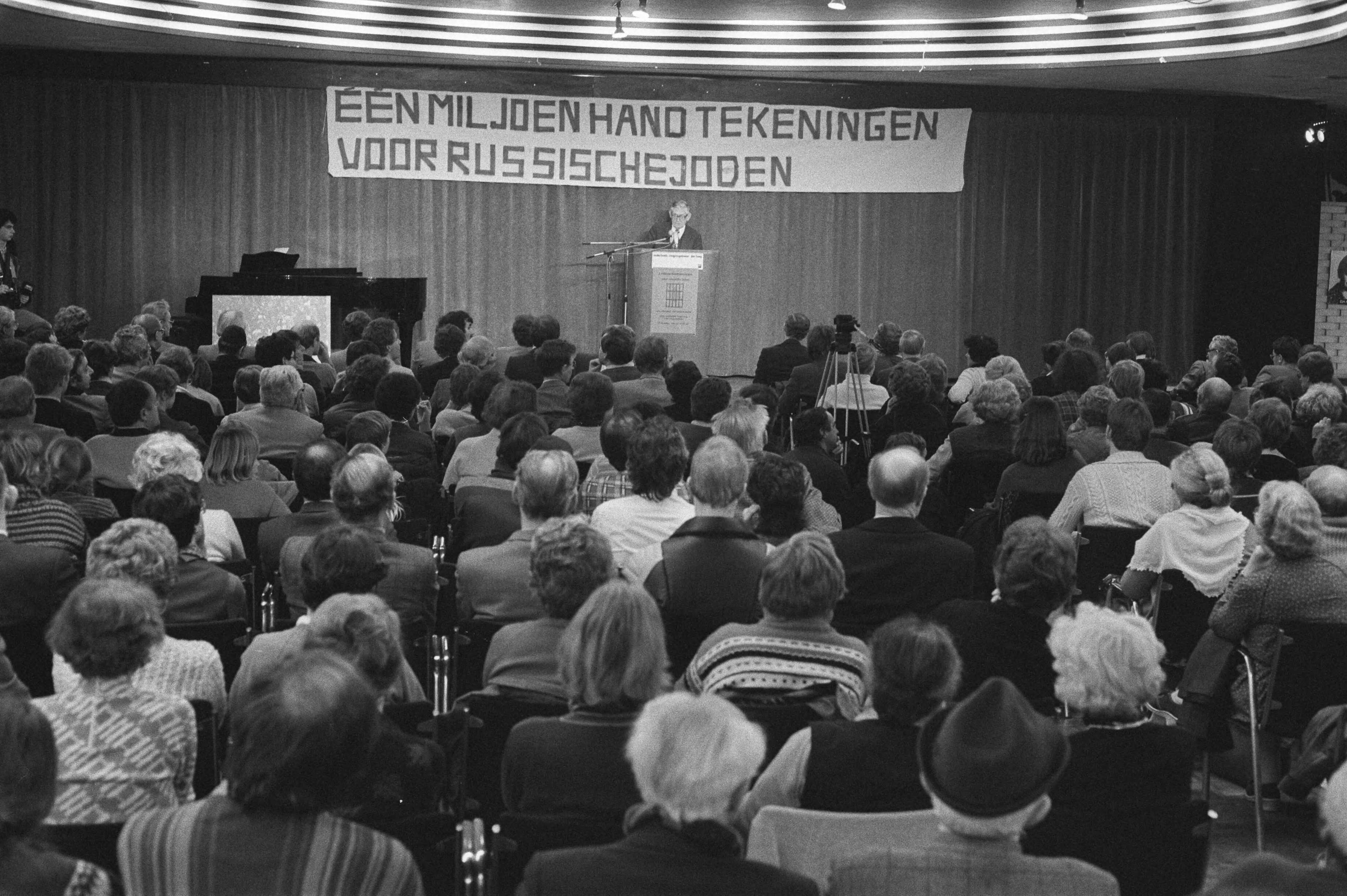 Fotocollectie Anefo — Manifestatie "Een miljoen handtekeningen voor Russische Joden" in Concertgebouw in Den Haag . — Foto: Antonisse, Marcel / Anefo. Licentie: Set B: Rechtenvrij / Publiek Domein. Bron: Nationaal Archief. http://hdl.handle.net/10648/ad0b5ab2-d0b4-102d-bcf8-003048976d84