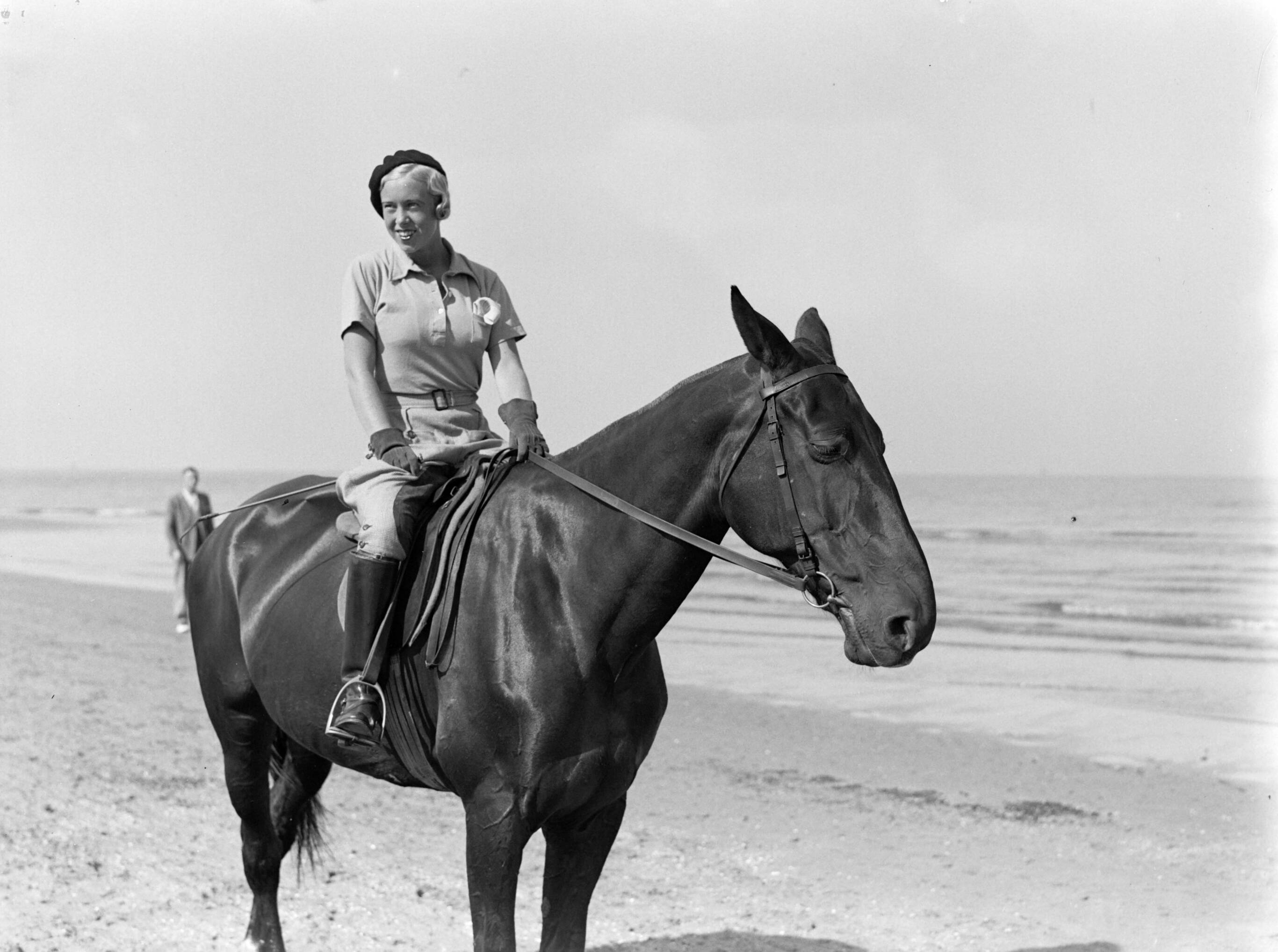 Scheveningen. — Een vrouw (Yvonne?) met een paard man op het strand in Scheveningen — Foto: Poll, Willem van de. Licentie: Set B: Rechtenvrij / Publiek Domein. Bron: Nationaal Archief. http://hdl.handle.net/10648/ae9abc06-d0b4-102d-bcf8-003048976d84