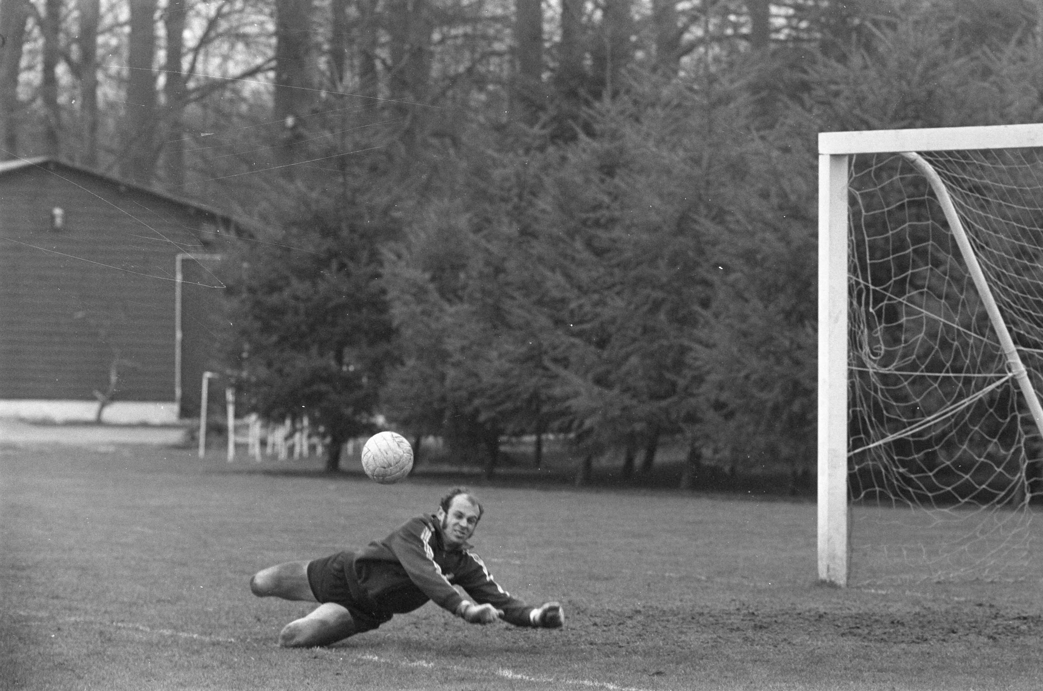 het elftal van Feijenoord traint in sportcentrum Zeist voor de wedstrijd tegen Legia-Warschau — Doelman Eddie Treytel in aktie in het doel — Foto: Fotograaf Onbekend / Anefo. Licentie: Set B: Rechtenvrij / Publiek Domein. Bron: Nationaal Archief. http://hdl.handle.net/10648/ab941480-d0b4-102d-bcf8-003048976d84