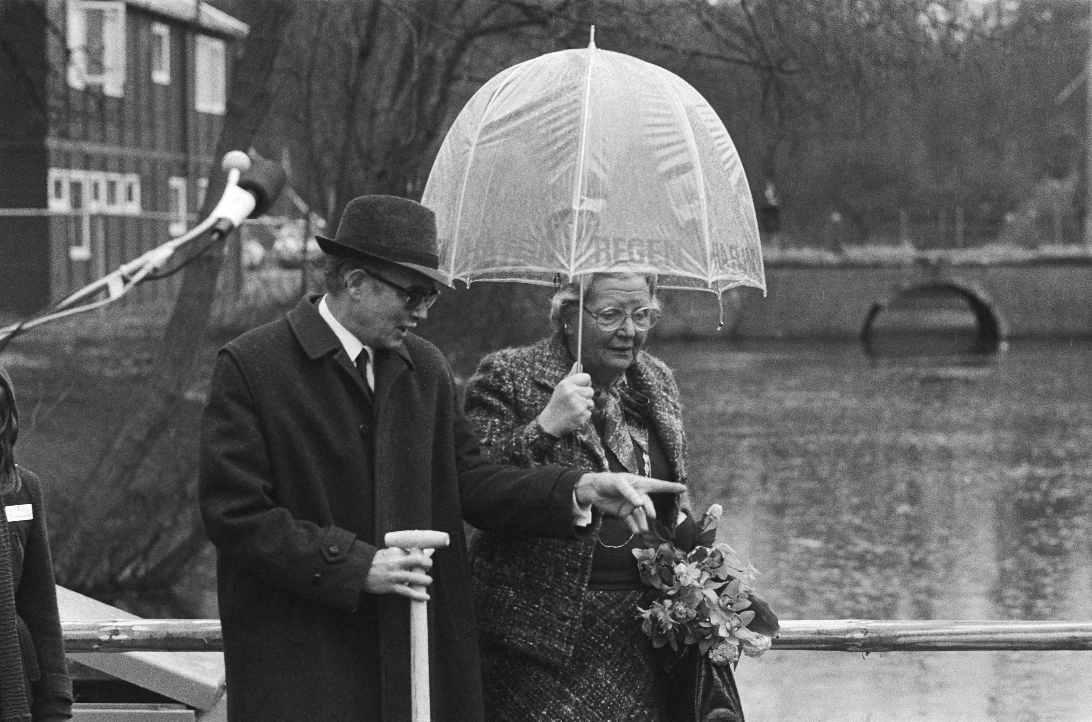 Nationale boomplantdag — koningin Juliana kijkt toe bij het boom planten — Foto: Suyk, Koen / Anefo. Licentie: Set B: Rechtenvrij / Publiek Domein. Bron: Nationaal Archief. http://hdl.handle.net/10648/acc6b268-d0b4-102d-bcf8-003048976d84