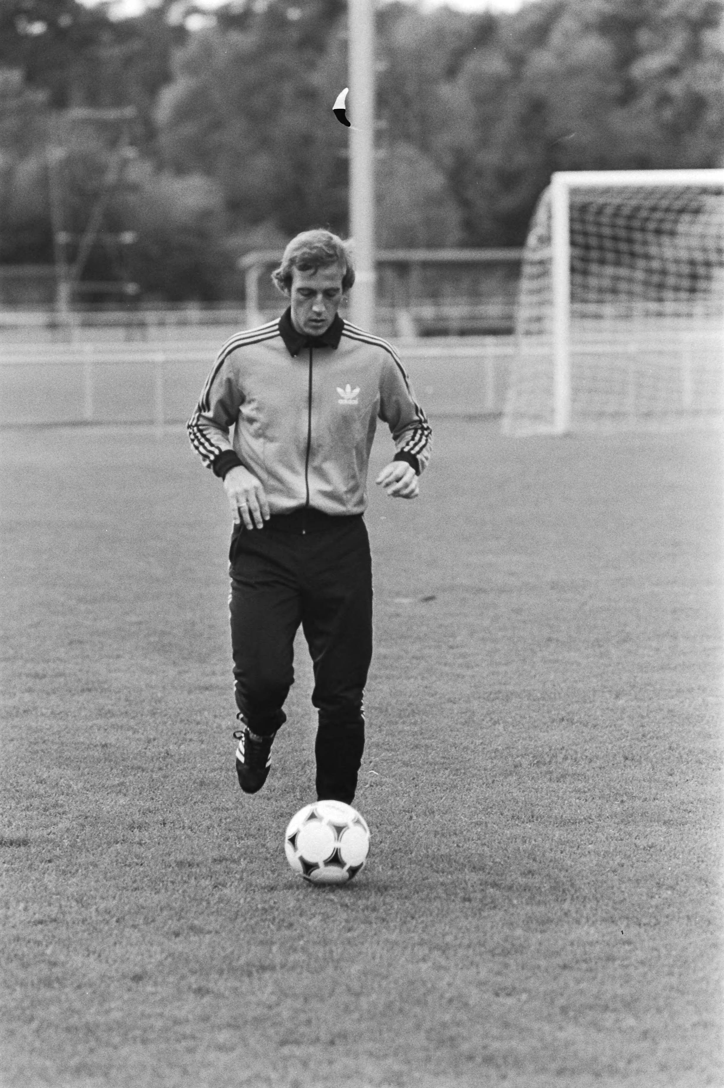 Training van Johan Neeskens in Zeist om eventueel a.s. woensdag in het Nederlands elftal te spelen — Johan Neeskens tijdens de test — Foto: Dijk, Hans van / Anefo. Licentie: Set B: Rechtenvrij / Publiek Domein. Bron: Nationaal Archief. http://hdl.handle.net/10648/ad05c368-d0b4-102d-bcf8-003048976d84