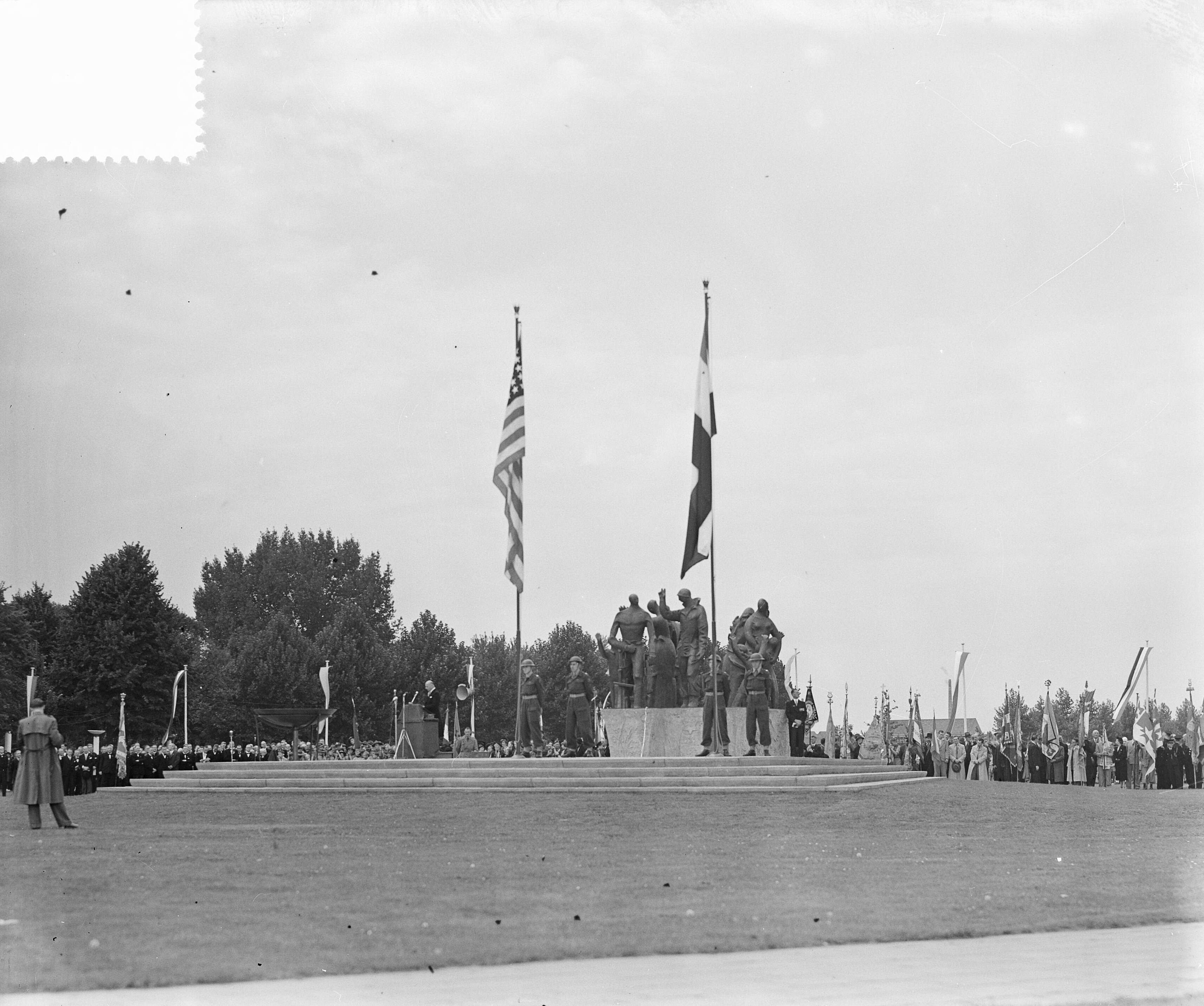 Fotocollectie Anefo — Onthulling van het oorlogsmonument aan het Koningsplein in Maastricht. De beeldengroep is van de kunstenaar Charles Eyck — Foto: Pot, Harry / Anefo. Licentie: Set B: Rechtenvrij / Publiek Domein. Bron: Nationaal Archief. http://hdl.handle.net/10648/a8ff8e02-d0b4-102d-bcf8-003048976d84