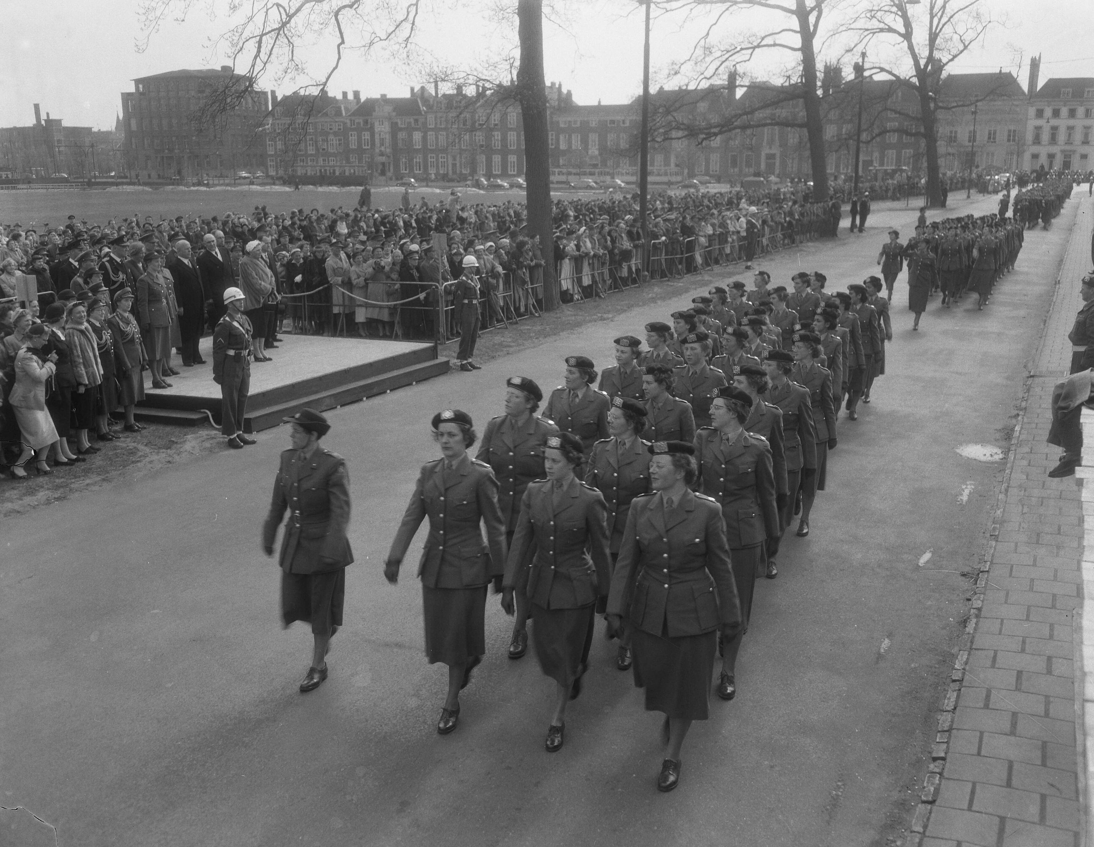 Fotocollectie Anefo — 10-jarig bestaan Milva. Defilé voor koningin Juliana in Den Haag — Foto: Duinen, G.W. van / Anefo. Licentie: Set B: Rechtenvrij / Publiek Domein. Bron: Nationaal Archief. http://hdl.handle.net/10648/a92180ca-d0b4-102d-bcf8-003048976d84