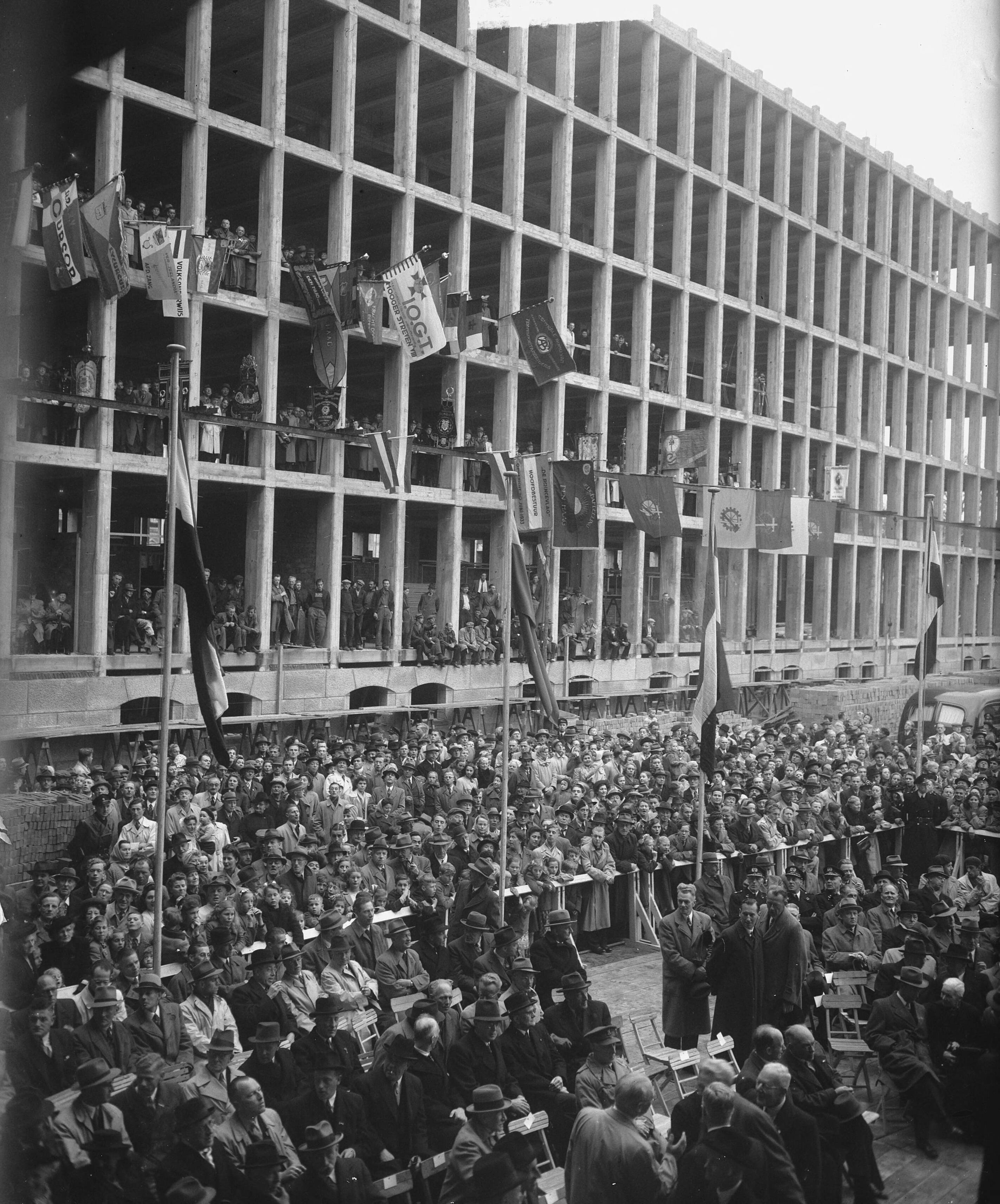 Fotocollectie Anefo — Eerste steen Stadhuis Alexanderveld Den Haag — Foto: Merk, Ben / Anefo. Licentie: Set B: Rechtenvrij / Publiek Domein. Bron: Nationaal Archief. http://hdl.handle.net/10648/a8c75938-d0b4-102d-bcf8-003048976d84