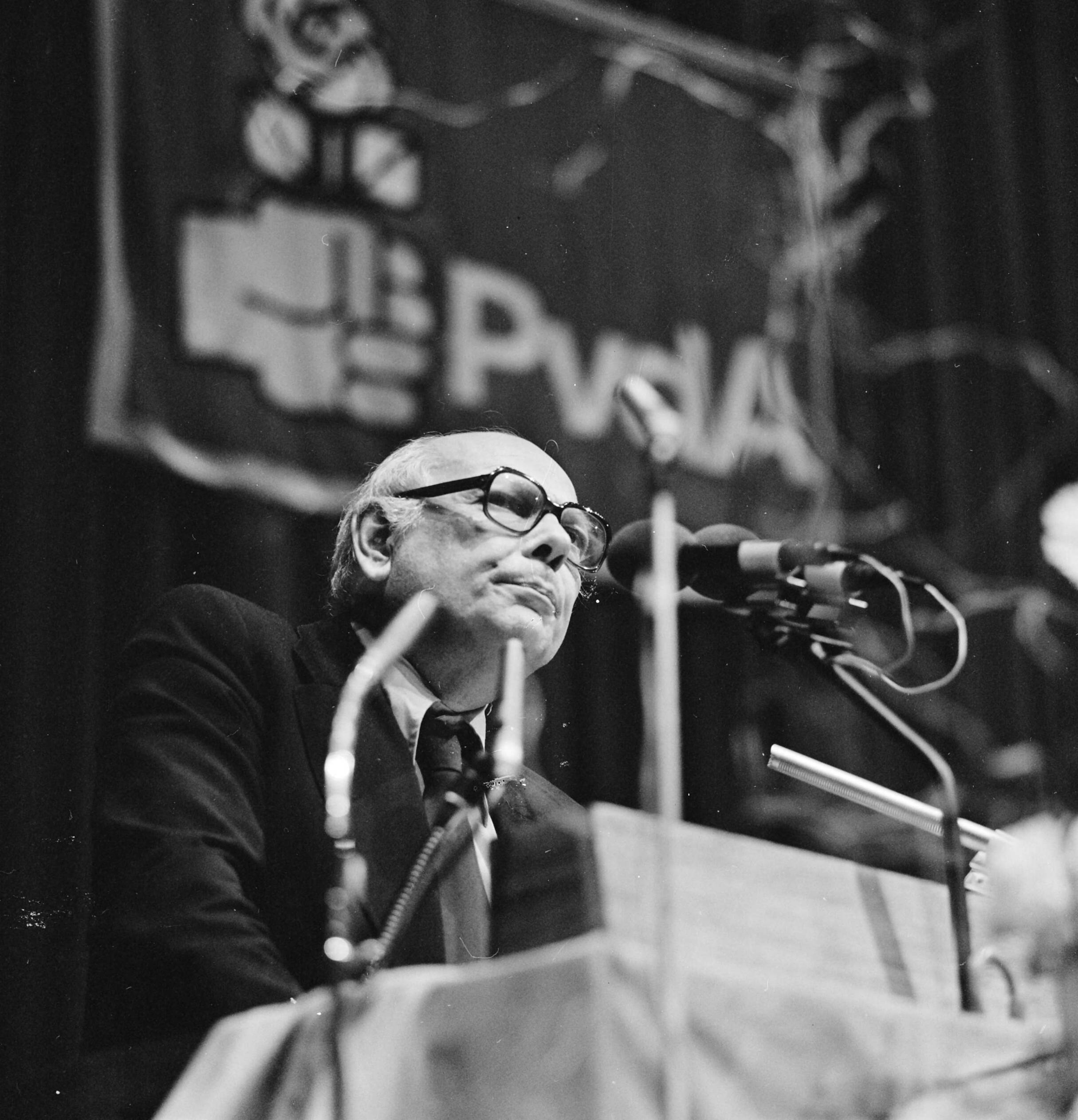 Fotocollectie Anefo — Buitengewoon congres PvdA in Den Haag ; Den Uyl aan he woord — Foto: Croes, Rob C. / Anefo. Licentie: Set B: Rechtenvrij / Publiek Domein. Bron: Nationaal Archief. http://hdl.handle.net/10648/aca5d75a-d0b4-102d-bcf8-003048976d84