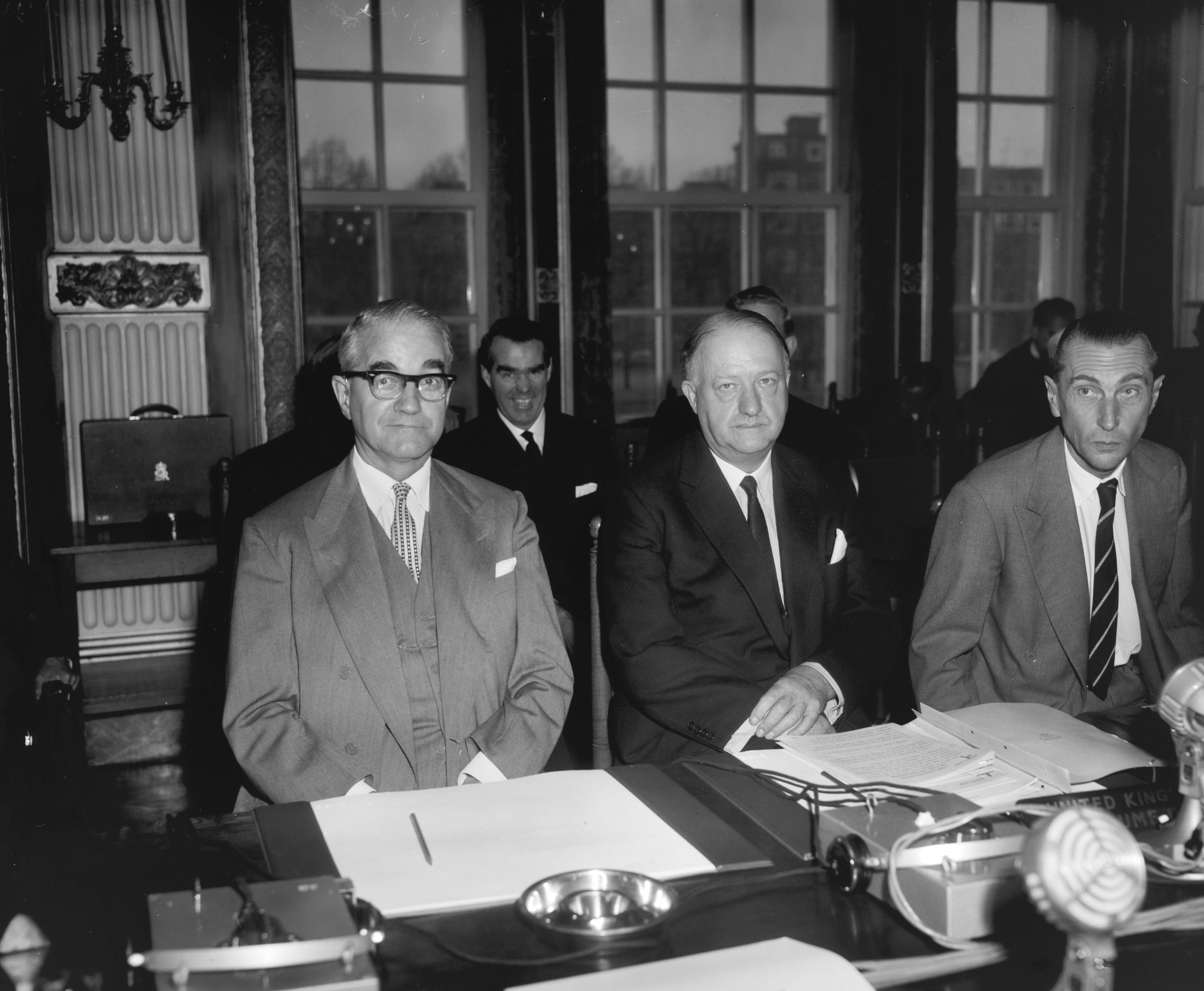 Fotocollectie Anefo — Ministersconferentie van de West Europese Unie in Den Haag. De Britse delegatie met in het midden vice-premier Rab Butler — Foto: Bilsen, Joop van / Anefo. Licentie: Set B: Rechtenvrij / Publiek Domein. Bron: Nationaal Archief. http://hdl.handle.net/10648/aa4b43d2-d0b4-102d-bcf8-003048976d84