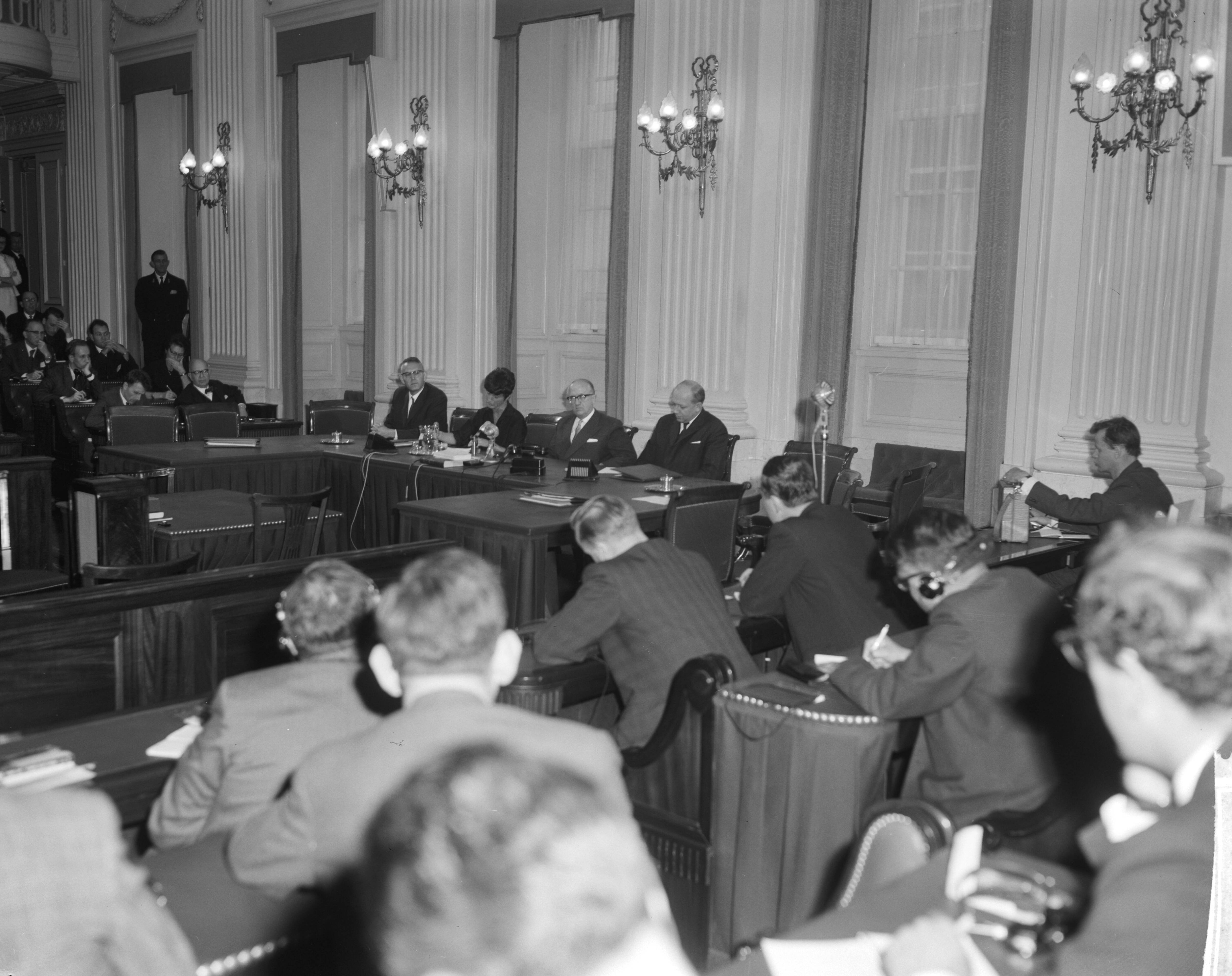 Fotocollectie Anefo — Ministersconferentie van de West Europese Unie in Den Haag. Persconferentie in vergaderzaal Tweede Kamer? — Foto: Bilsen, Joop van / Anefo. Licentie: Set B: Rechtenvrij / Publiek Domein. Bron: Nationaal Archief. http://hdl.handle.net/10648/aa4b3d06-d0b4-102d-bcf8-003048976d84