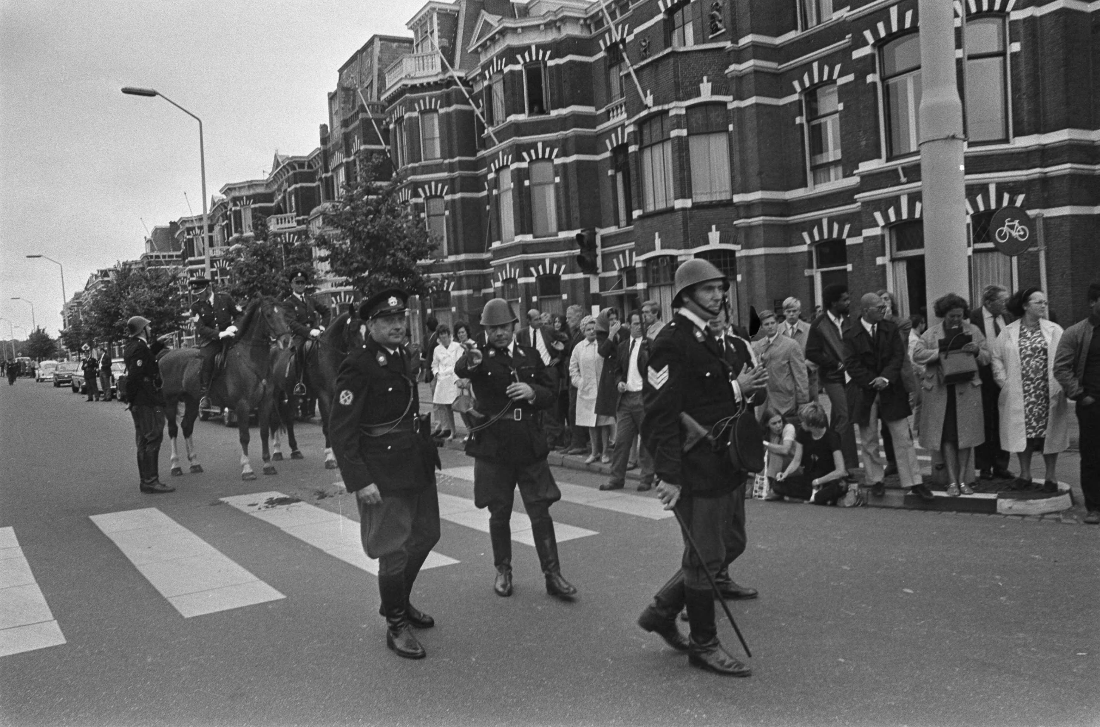 Fotocollectie Anefo — Zuid-Molukse jongeren demonstreren met vlag in Den Haag — Foto: Mieremet, Rob / Anefo. Licentie: Set B: Rechtenvrij / Publiek Domein. Bron: Nationaal Archief. http://hdl.handle.net/10648/aba1f8ac-d0b4-102d-bcf8-003048976d84