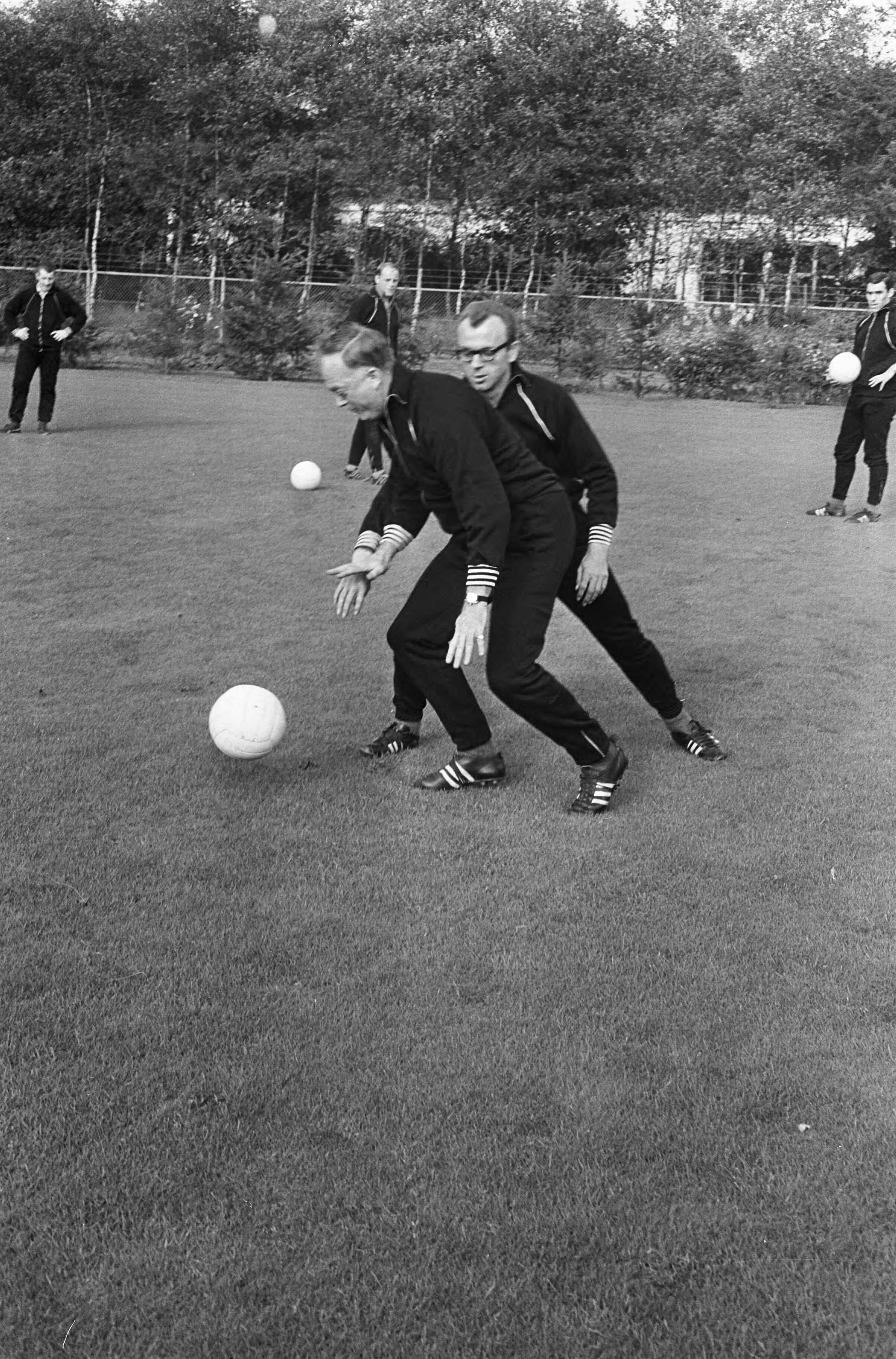 Fotocollectie Anefo — Training Nederlands elftal te Zeist, bondscoach Denis Neville aan het pingelen met Fons van Wissen (PSV) — Foto: Pot, Harry / Anefo. Licentie: Set B: Rechtenvrij / Publiek Domein. Bron: Nationaal Archief. http://hdl.handle.net/10648/aa7a0a1e-d0b4-102d-bcf8-003048976d84