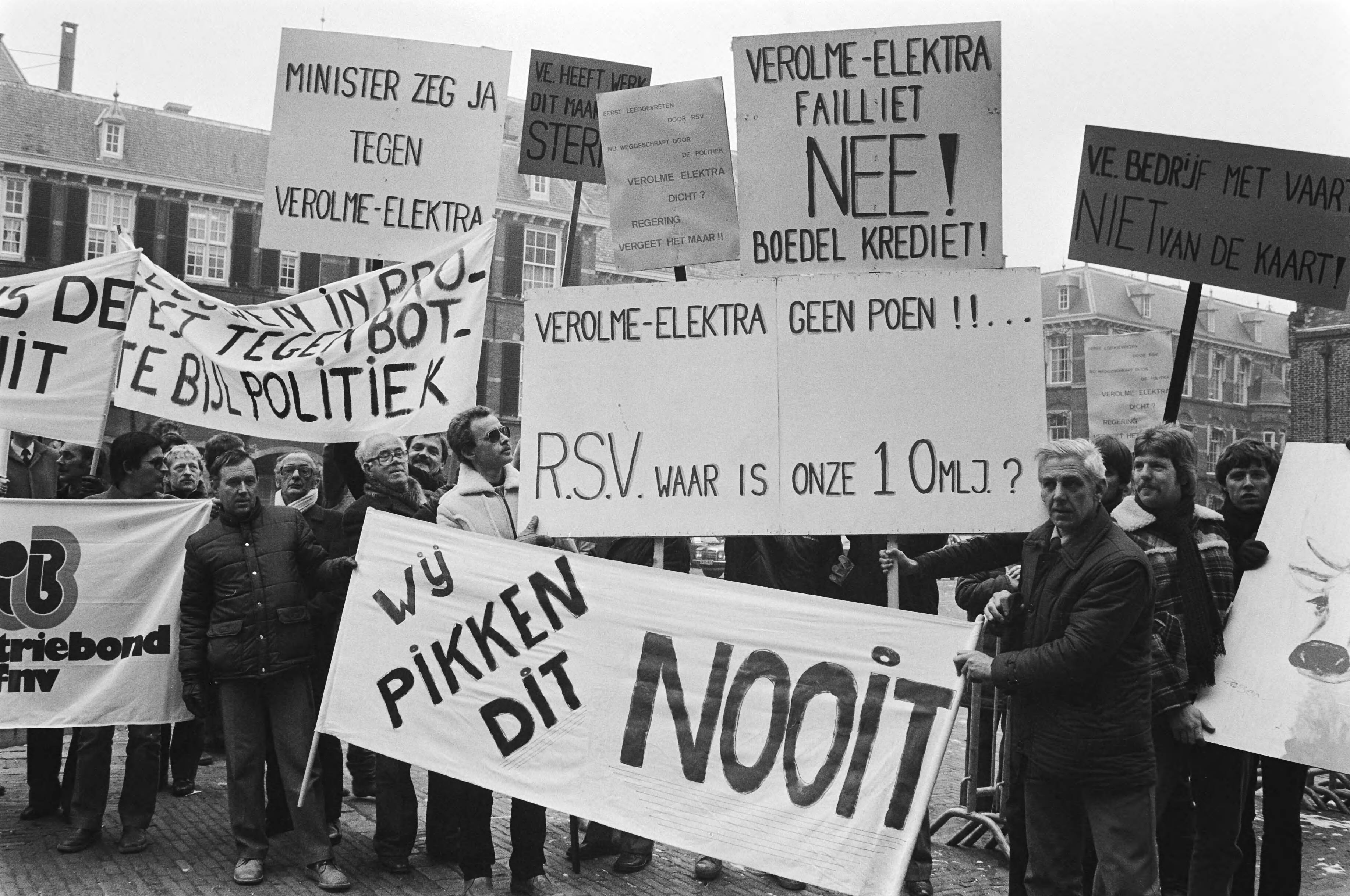 Demonstratie van RSV-werknemers op het Binnenhof in Den Haag tegen verlies aan werkgelegenheid — RSV|Den Haag|Zuid-Holland|werknemers |betogingen |spandoeken |scheepswerven |machinefabrieken |bedrijfssluitingen|Binnenhof — Foto: Antonisse, Marcel / Anefo. Licentie: Set B: Rechtenvrij / Publiek Domein. Bron: Nationaal Archief. http://hdl.handle.net/10648/ad259d50-d0b4-102d-bcf8-003048976d84