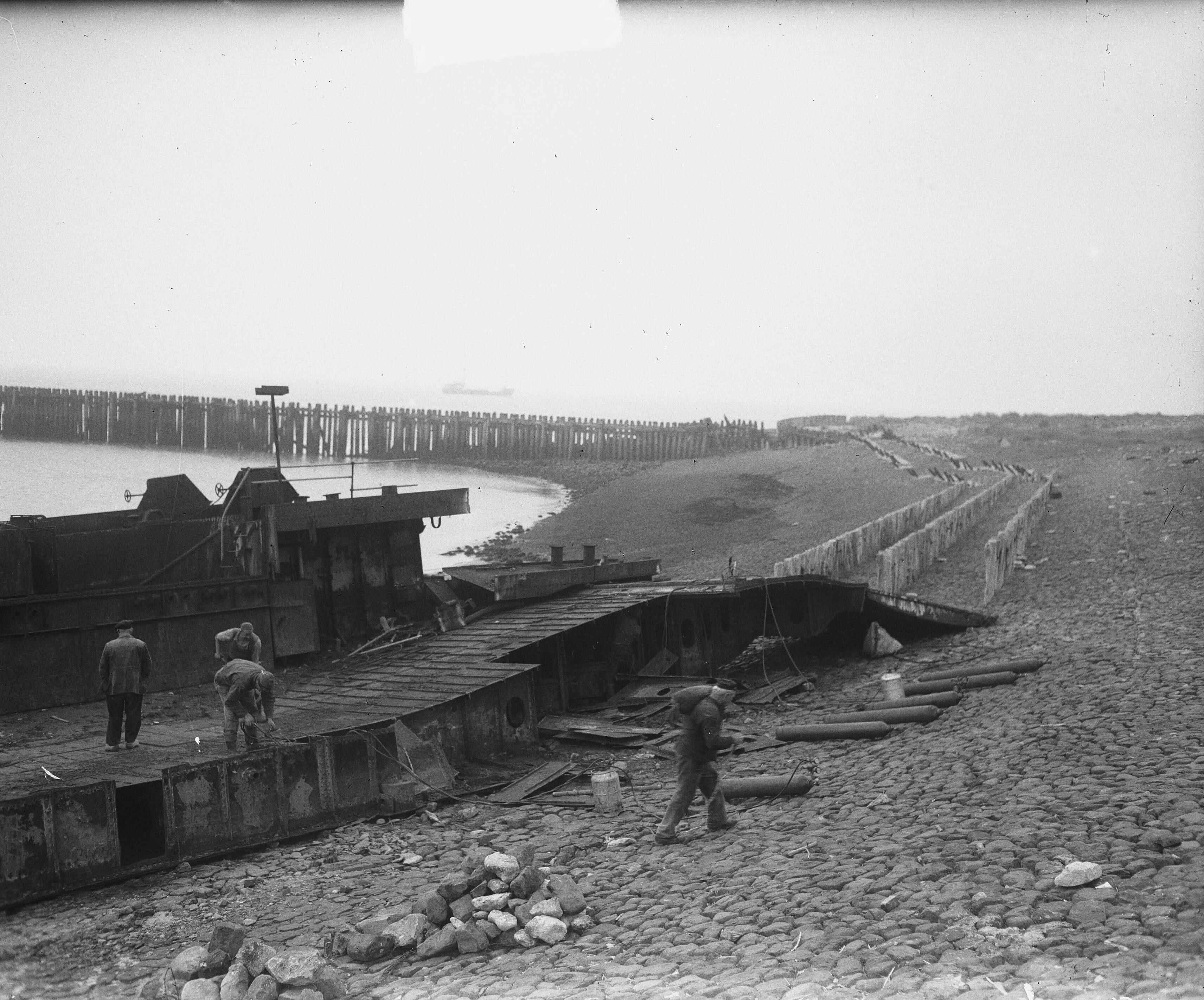 Westkapelle, 5 jaar na bombardement — Westkapelle na 5 jaar bombardement. Landingsvaartuigen die er nog steeds liggen worden met snijbranders gesloopt — Foto: Merk, Ben / Anefo. Licentie: Set B: Rechtenvrij / Publiek Domein. Bron: Nationaal Archief. http://hdl.handle.net/10648/a8cf06d8-d0b4-102d-bcf8-003048976d84