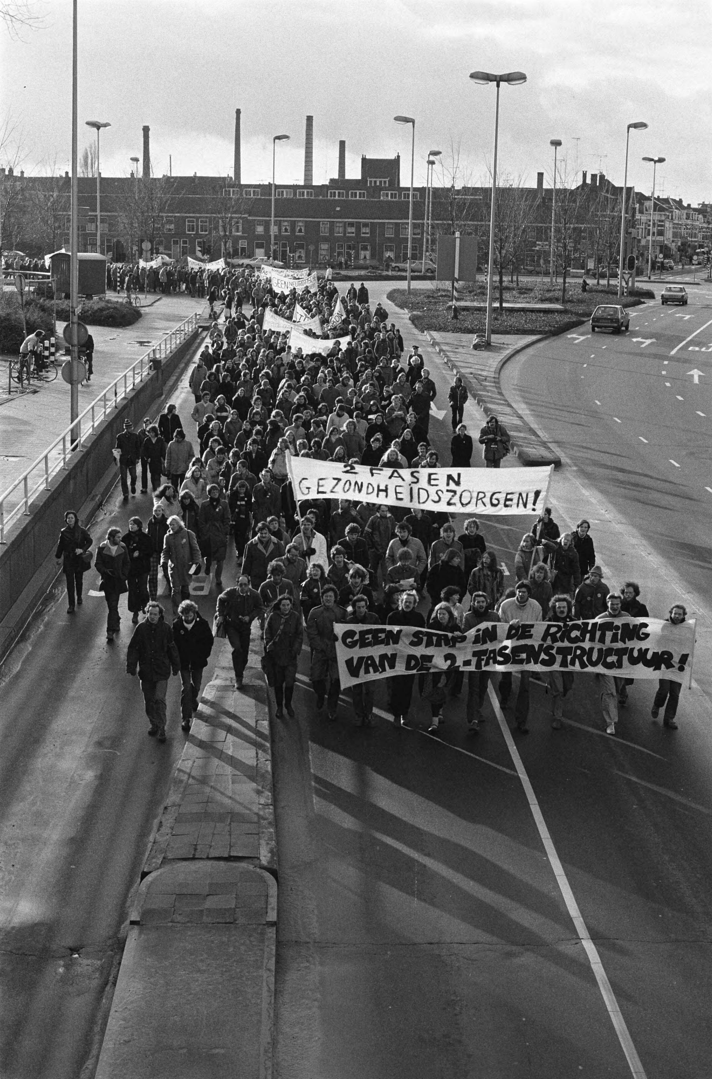 Fotocollectie Anefo — In Utrecht hebben studenten zaterdag gedemonstreerd tegen wetsontwep twee-fasenstructuur van Minister Pais — Foto: Bogaerts, Rob / Anefo. Licentie: Set B: Rechtenvrij / Publiek Domein. Bron: Nationaal Archief. http://hdl.handle.net/10648/acef0632-d0b4-102d-bcf8-003048976d84