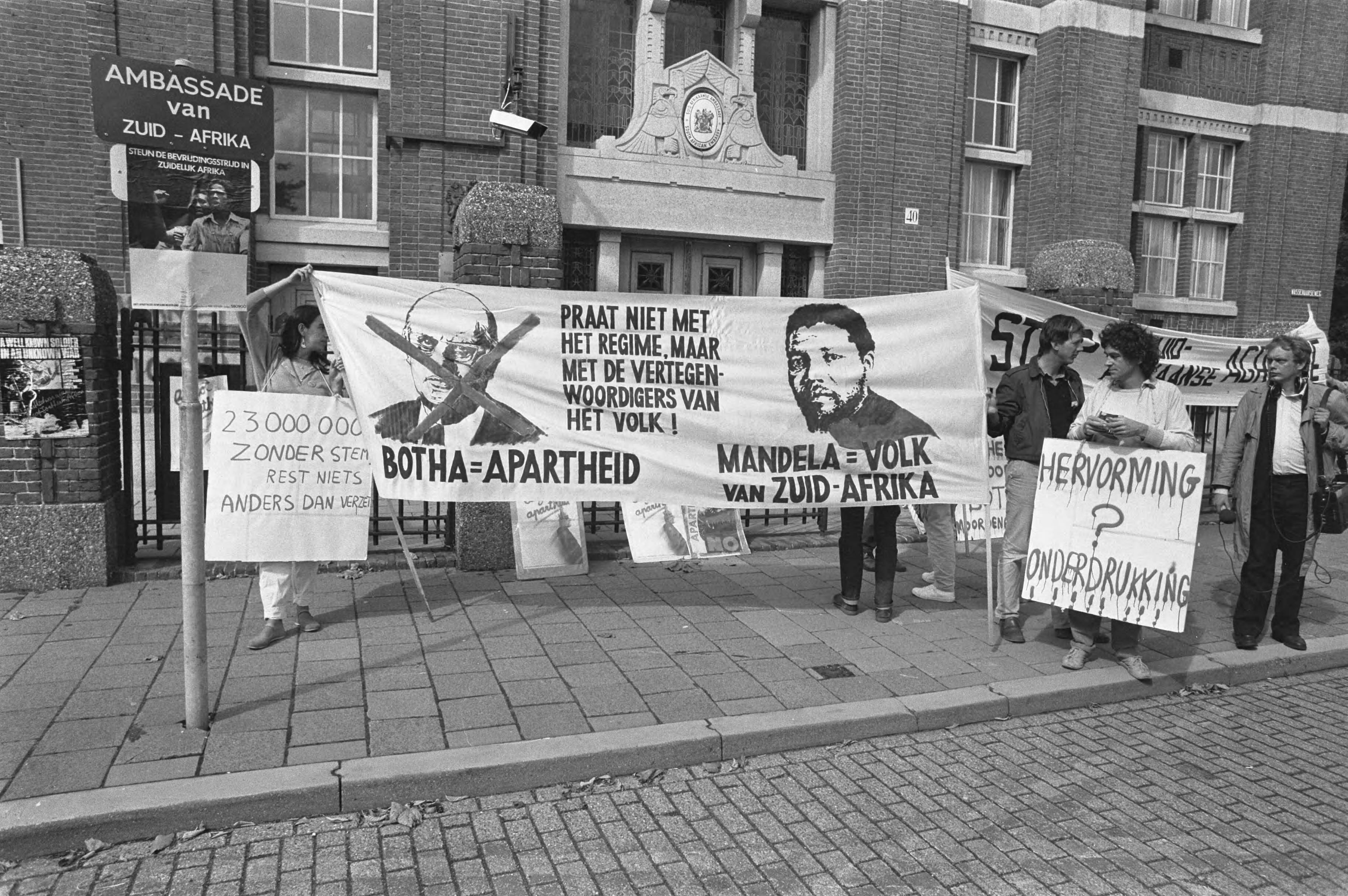 Fotocollectie Anefo — Leden van Anti Apartheidsbeweging Nederland hebben actie gevoerd bij Zuidafrikaanse ambassade in Den Haag — Foto: Bogaerts, Rob / Anefo. Licentie: Set B: Rechtenvrij / Publiek Domein. Bron: Nationaal Archief. http://hdl.handle.net/10648/ad3ca630-d0b4-102d-bcf8-003048976d84