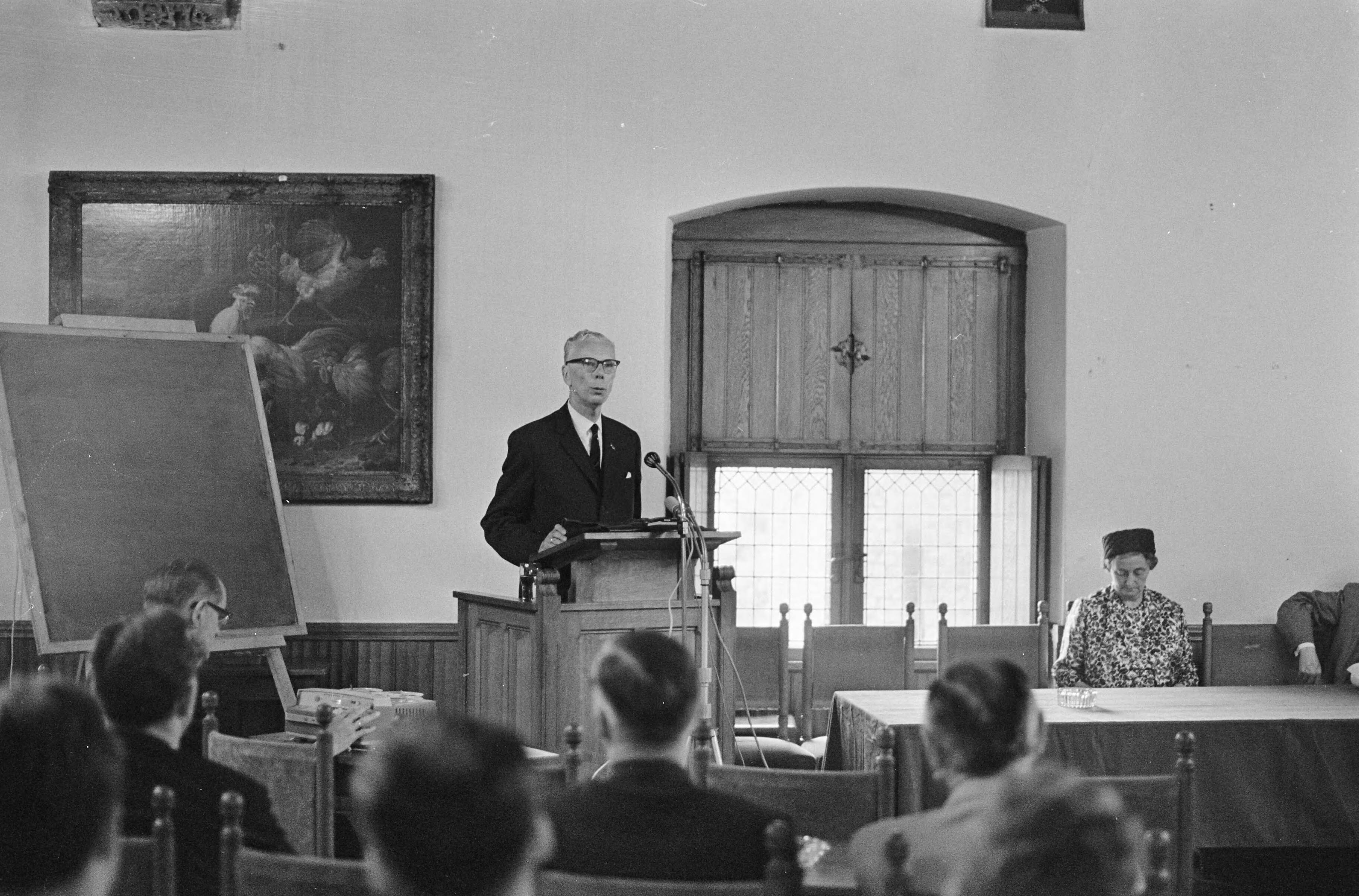Fotocollectie Anefo — Twaalfeneenhalf jarig bestaan Nederlandse Vereniging Bescherming Voetgangers, spreker Procureur-Generaal bij de Hoge Raad mr. Langemeijer te Den Haag / — Foto: Nijs, Jac. de / Anefo. Licentie: Set B: Rechtenvrij / Publiek Domein. Bron: Nationaal Archief. http://hdl.handle.net/10648/aaee3290-d0b4-102d-bcf8-003048976d84