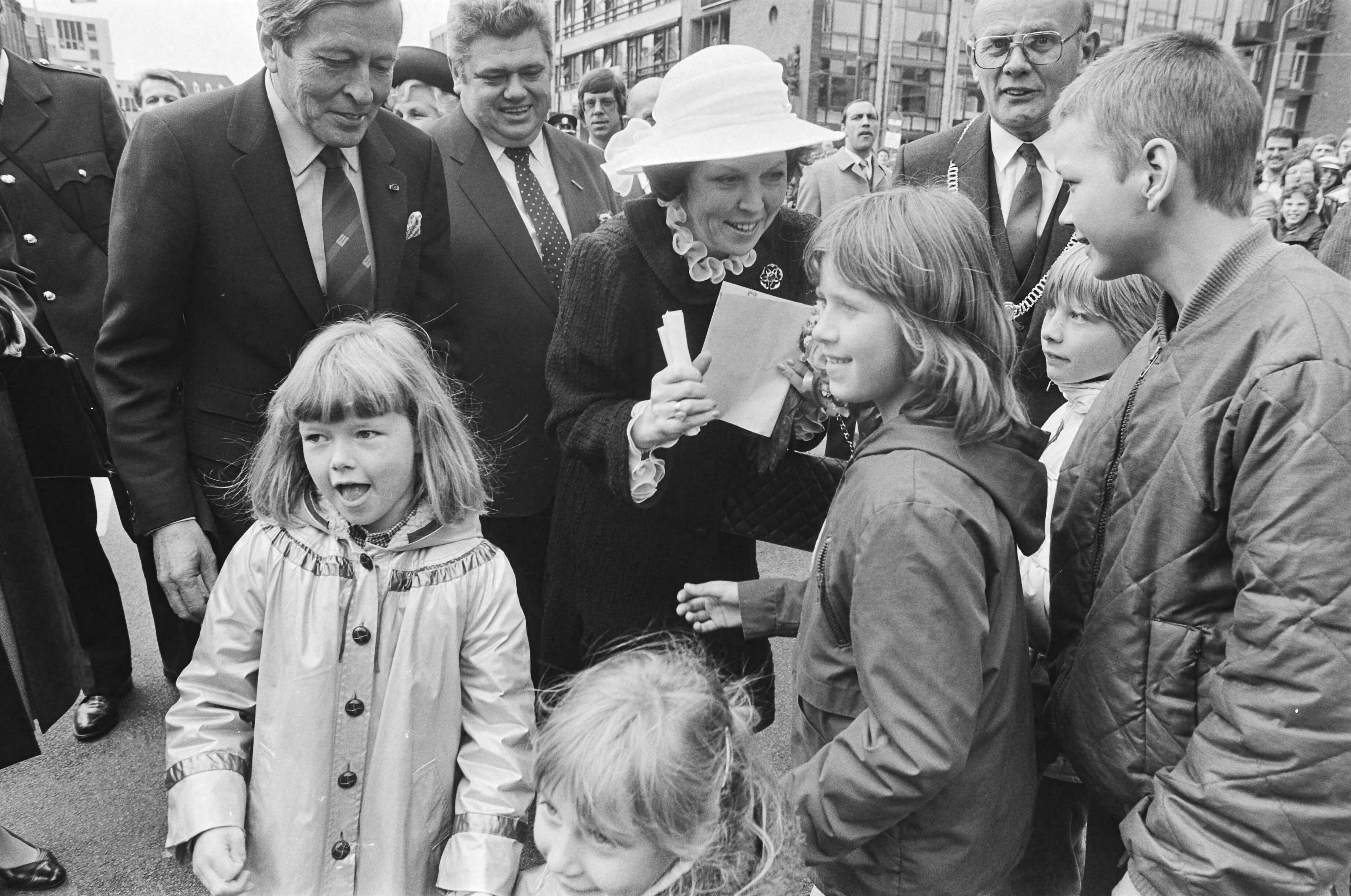 Fotocollectie Anefo — Kon. Beatrix en Prins Claus woonden de Centrale bevrijdingsmanifestatie in Groningen bij — Foto: Dijk, Hans van / Anefo. Licentie: Set B: Rechtenvrij / Publiek Domein. Bron: Nationaal Archief. http://hdl.handle.net/10648/ad16af52-d0b4-102d-bcf8-003048976d84
